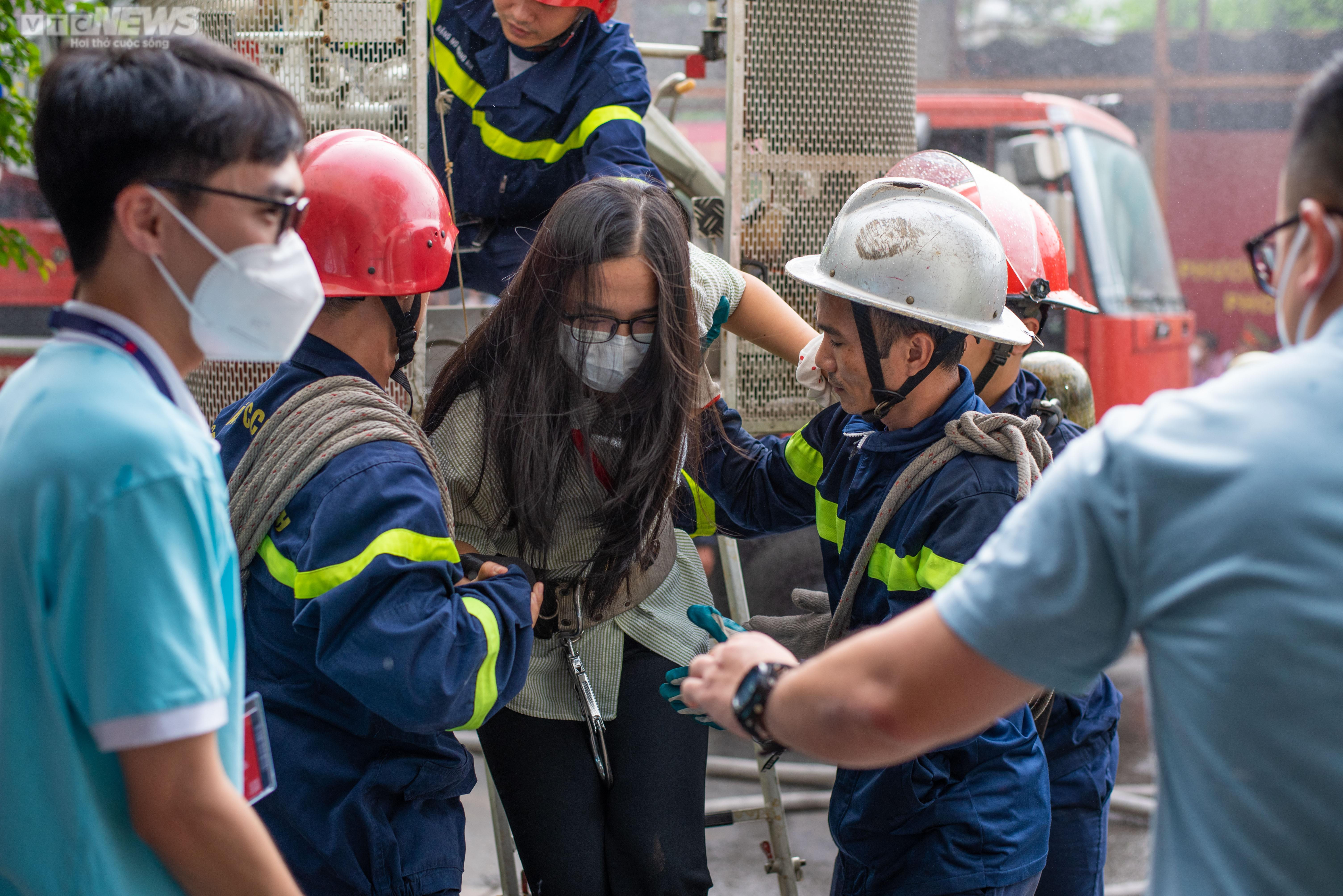 Cháy giả định tại trường đại học, 20 người mắc kẹt được giải cứu tại TP.HCM - 9