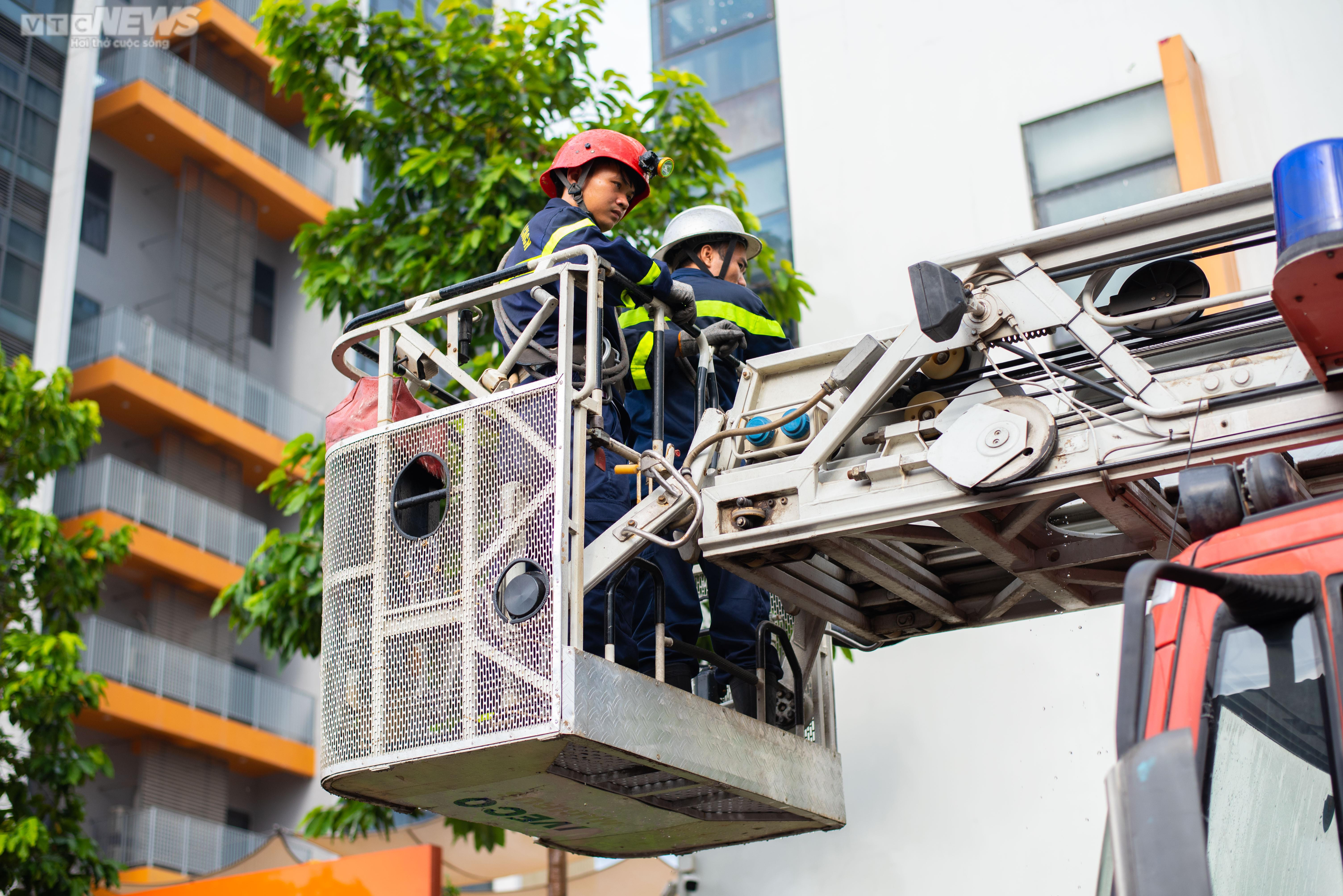 Cháy giả định tại trường đại học, 20 người mắc kẹt được giải cứu tại TP.HCM - 4