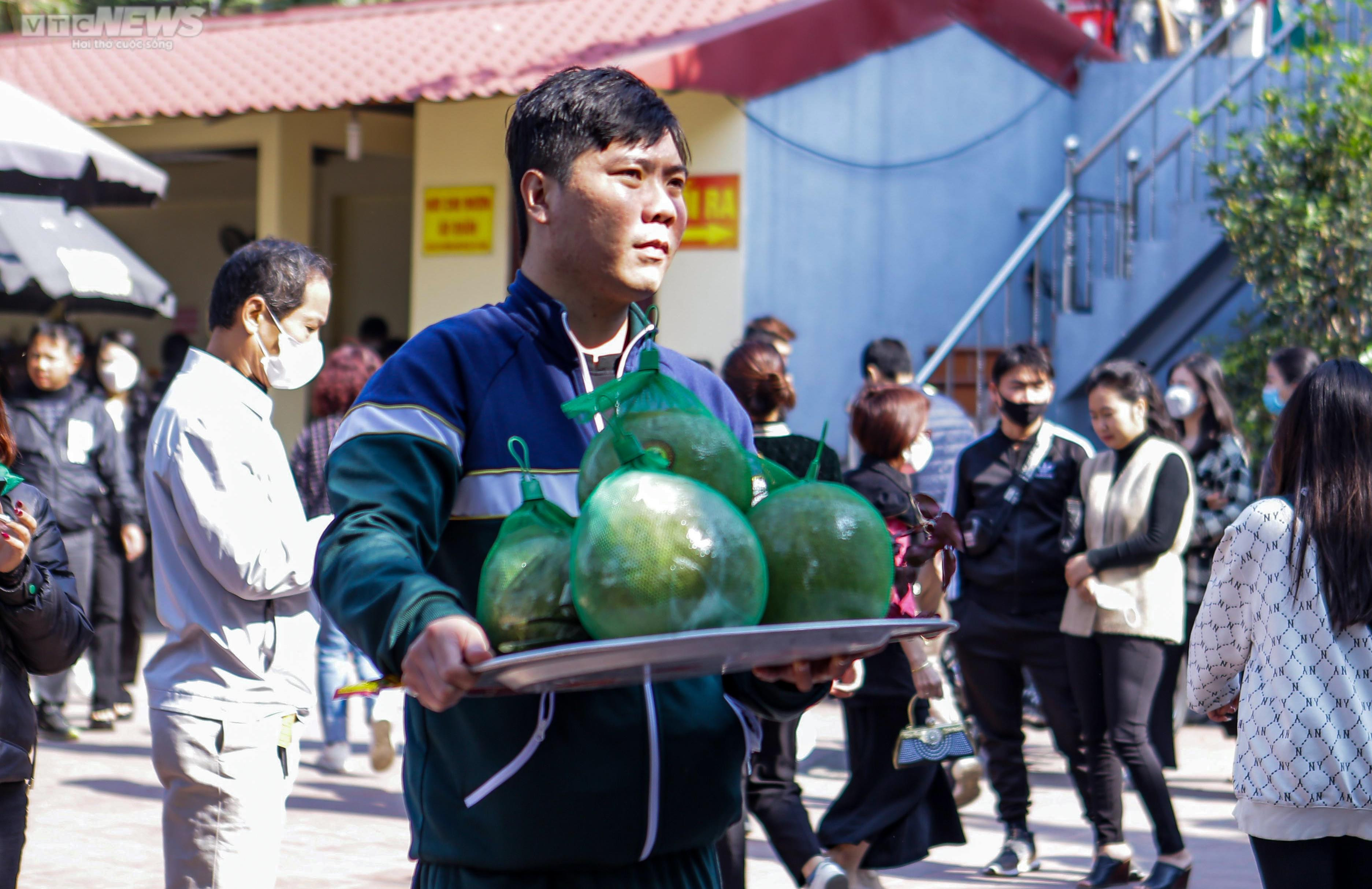 Người Hà Nội ùn ùn đến phủ Tây Hồ dâng lễ ngày Rằm tháng Chạp - 5