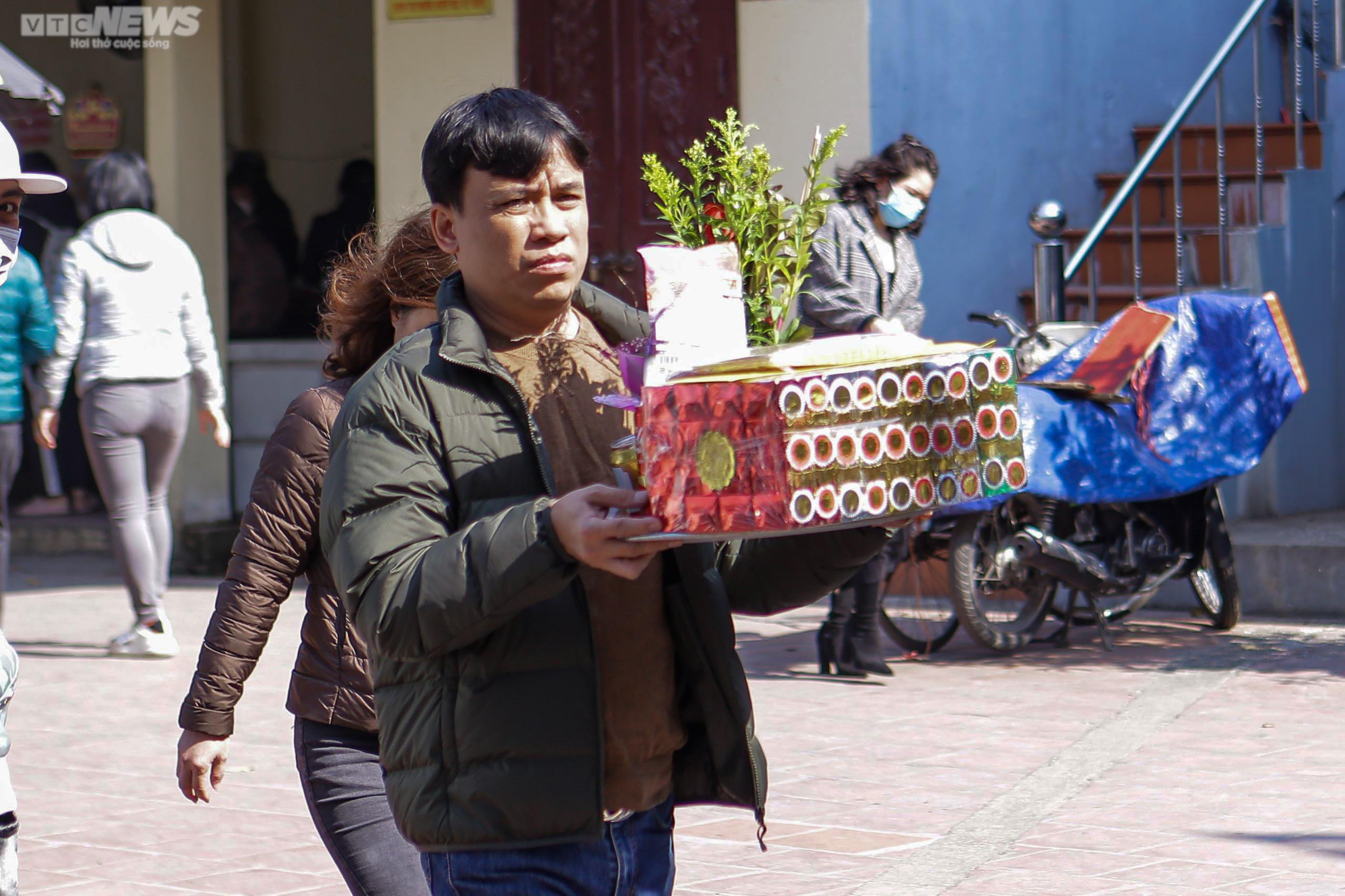 Người Hà Nội ùn ùn đến phủ Tây Hồ dâng lễ ngày Rằm tháng Chạp - 6