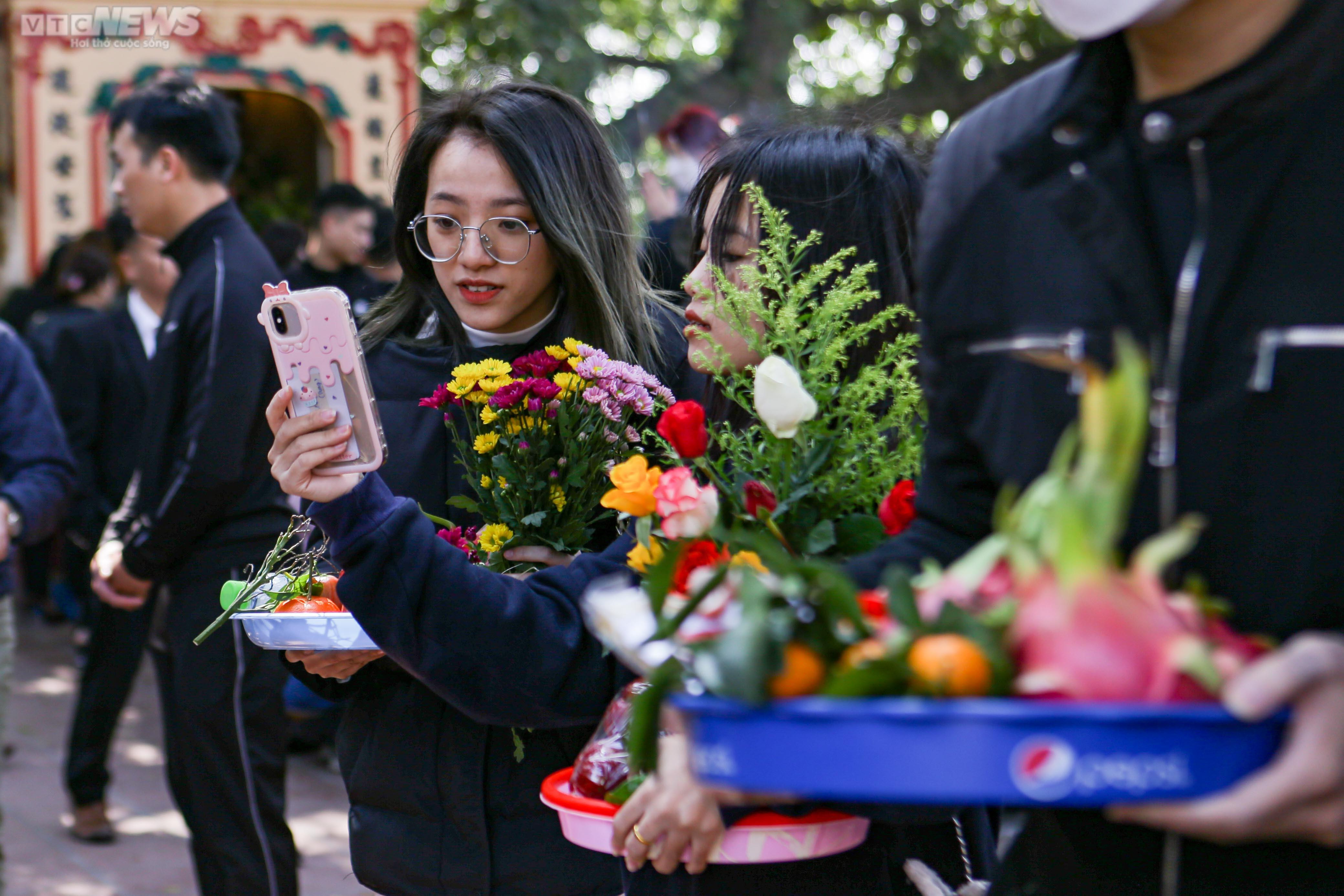 Người Hà Nội ùn ùn đến phủ Tây Hồ dâng lễ ngày Rằm tháng Chạp - 4