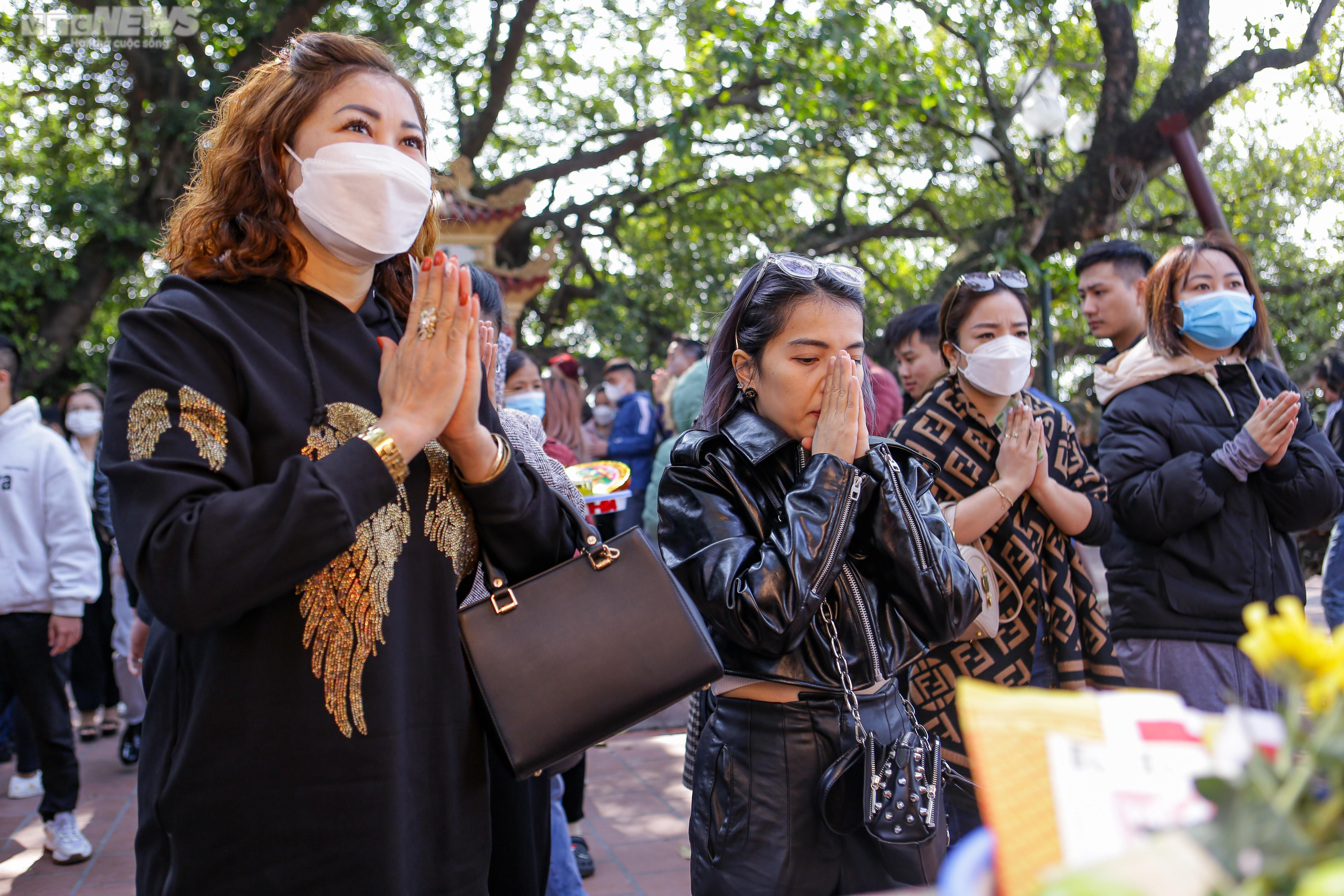 Người Hà Nội ùn ùn đến phủ Tây Hồ dâng lễ ngày Rằm tháng Chạp - 7