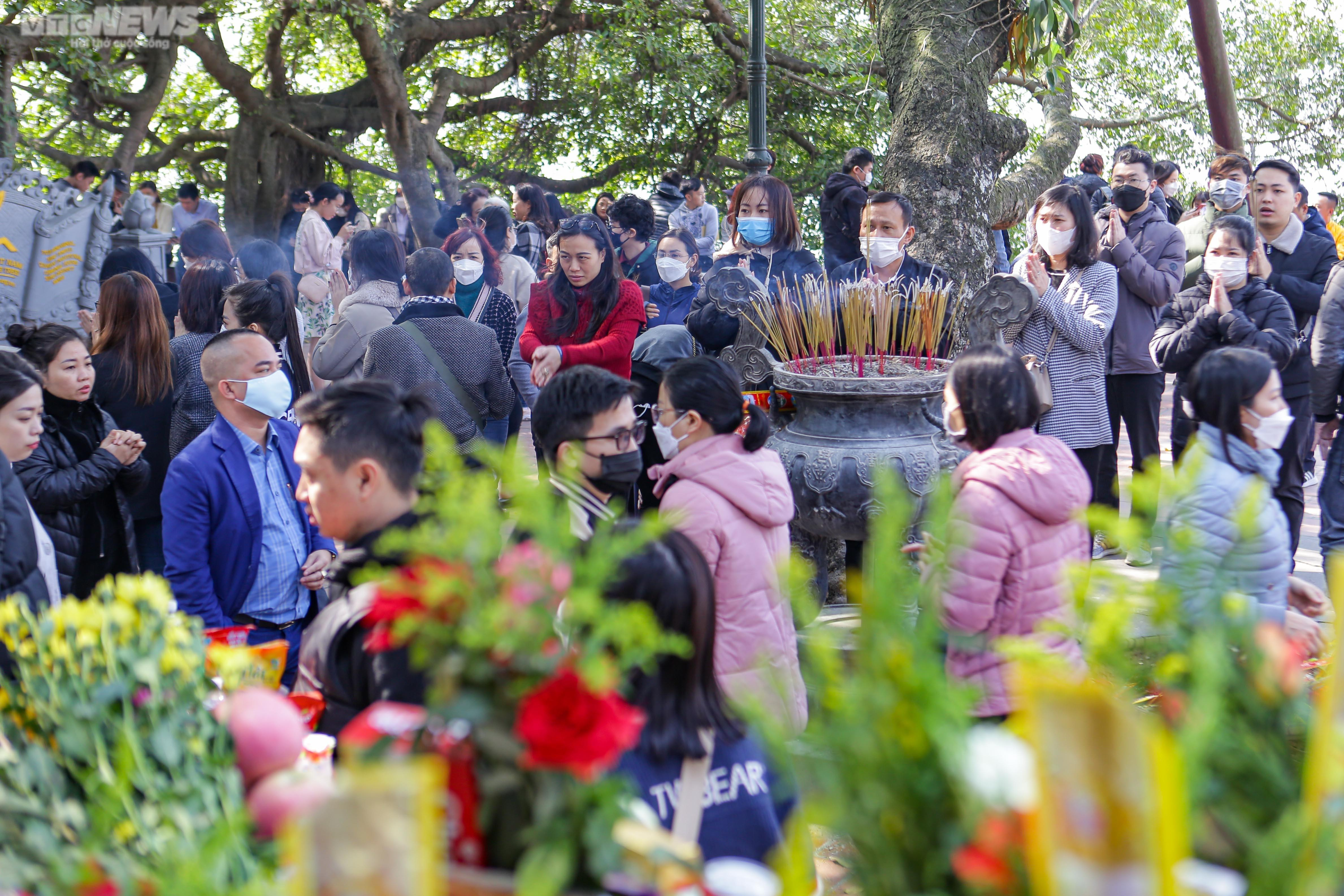 Người Hà Nội ùn ùn đến phủ Tây Hồ dâng lễ ngày Rằm tháng Chạp - 8