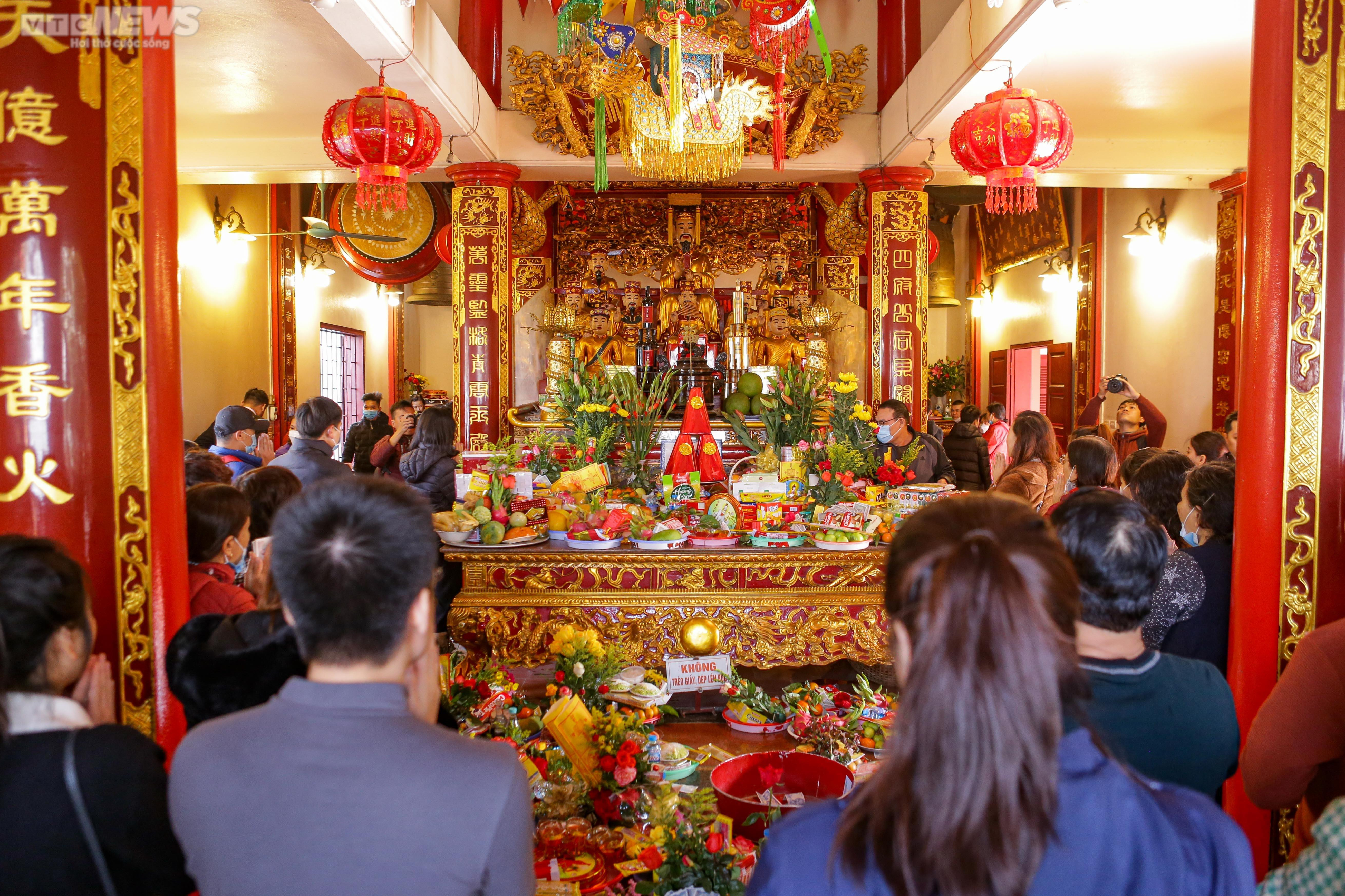 Người Hà Nội ùn ùn đến phủ Tây Hồ dâng lễ ngày Rằm tháng Chạp - 12