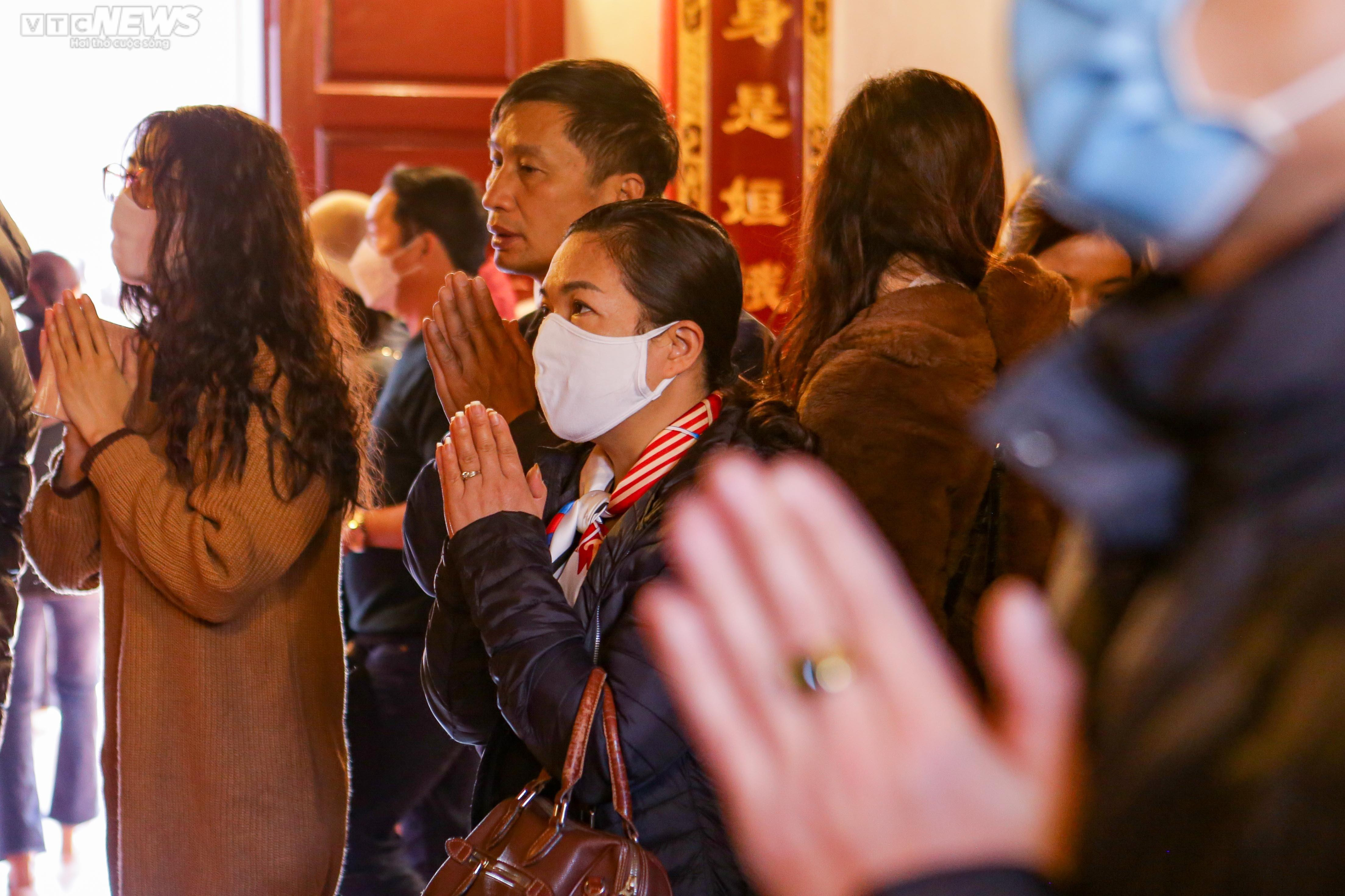 Người Hà Nội ùn ùn đến phủ Tây Hồ dâng lễ ngày Rằm tháng Chạp - 13