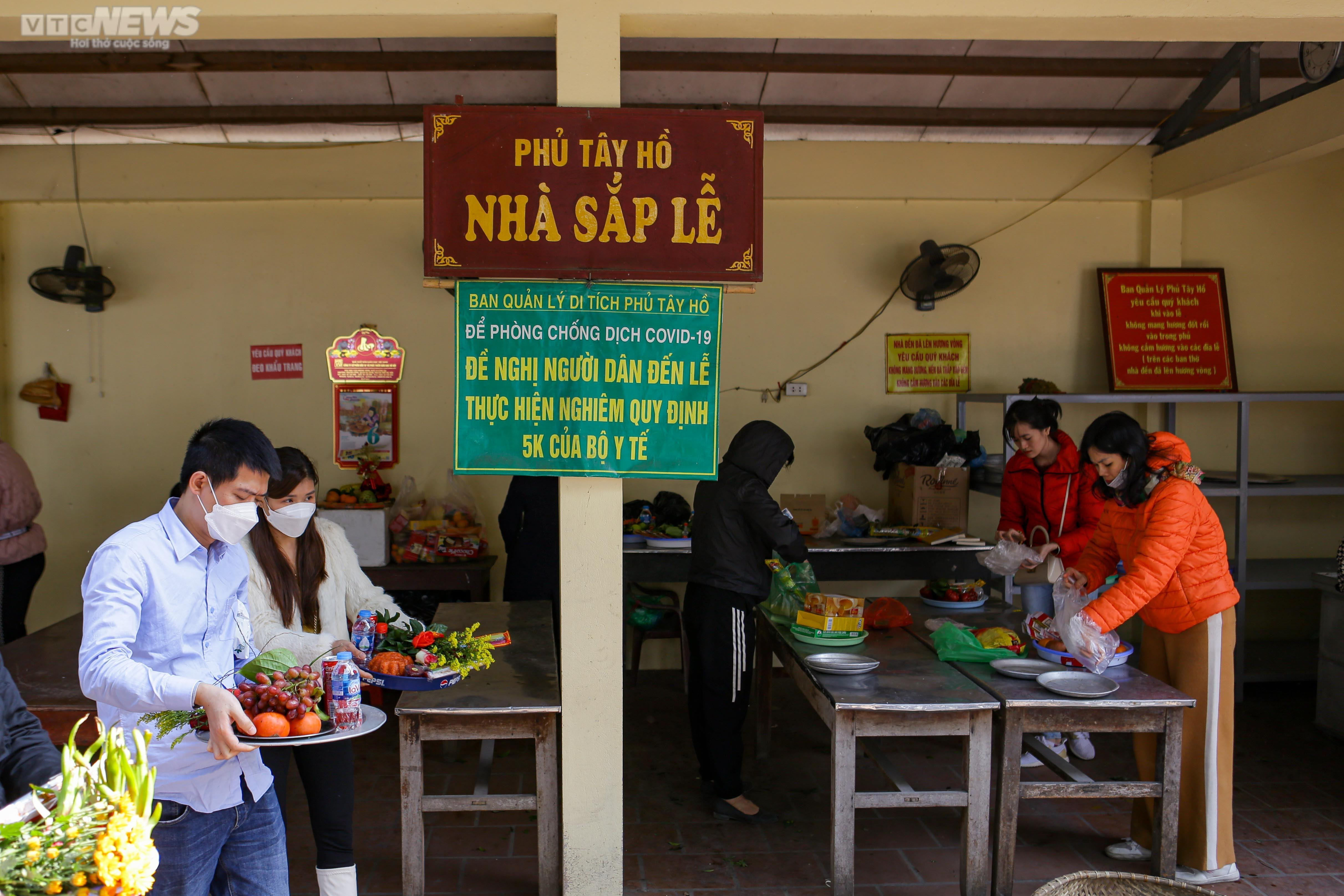 Người Hà Nội ùn ùn đến phủ Tây Hồ dâng lễ ngày Rằm tháng Chạp - 2