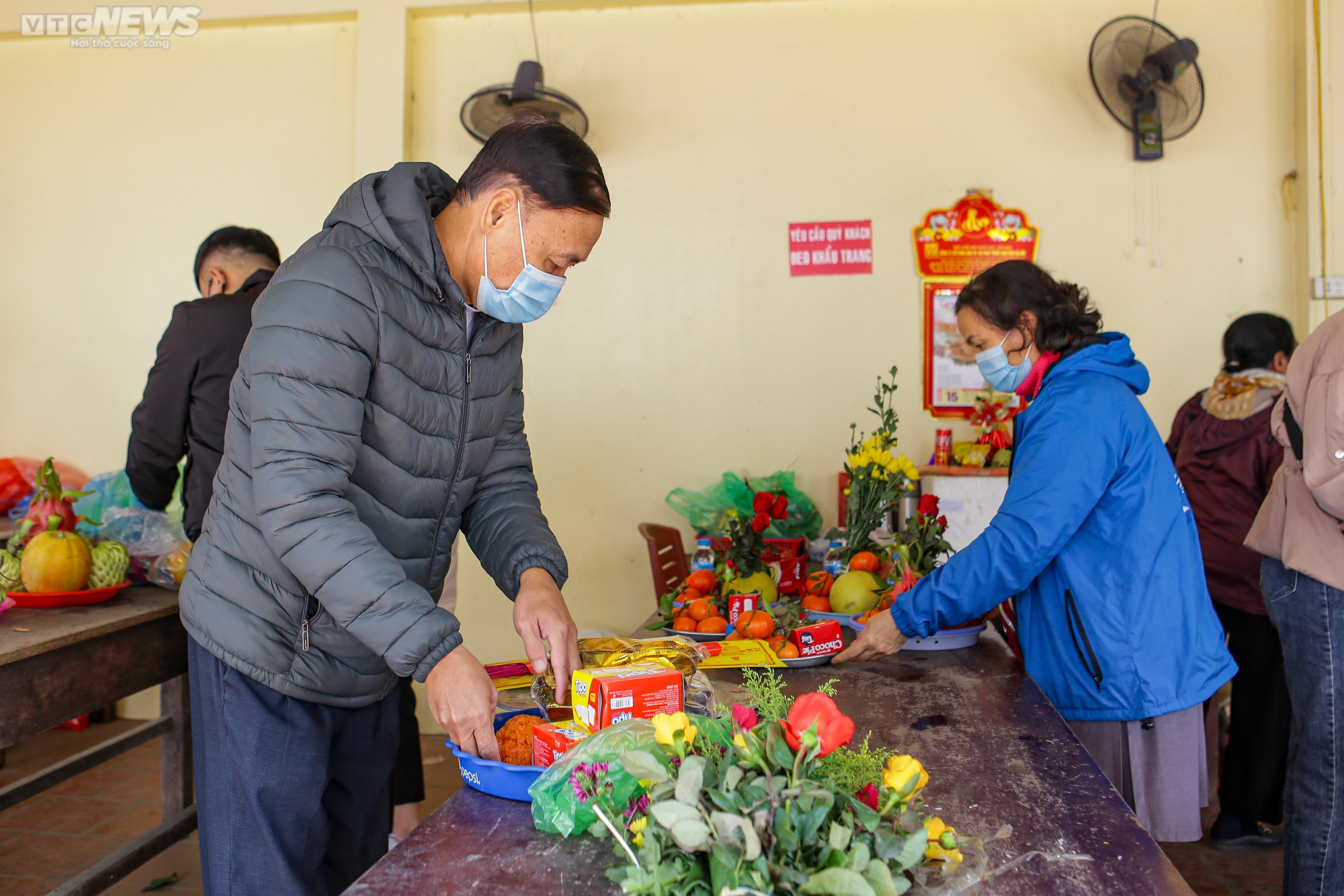 Người Hà Nội ùn ùn đến phủ Tây Hồ dâng lễ ngày Rằm tháng Chạp - 3