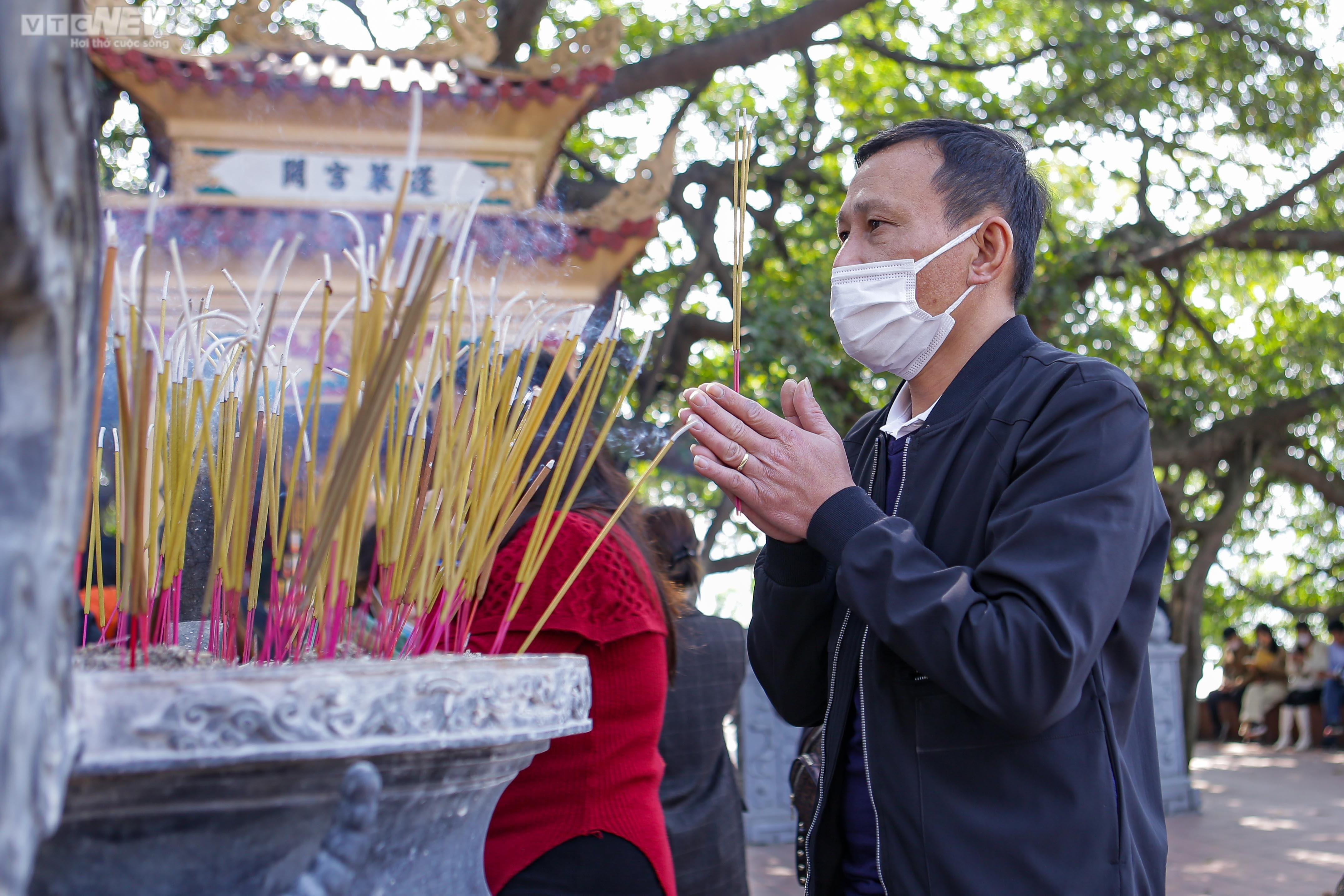 Người Hà Nội ùn ùn đến phủ Tây Hồ dâng lễ ngày Rằm tháng Chạp - 9