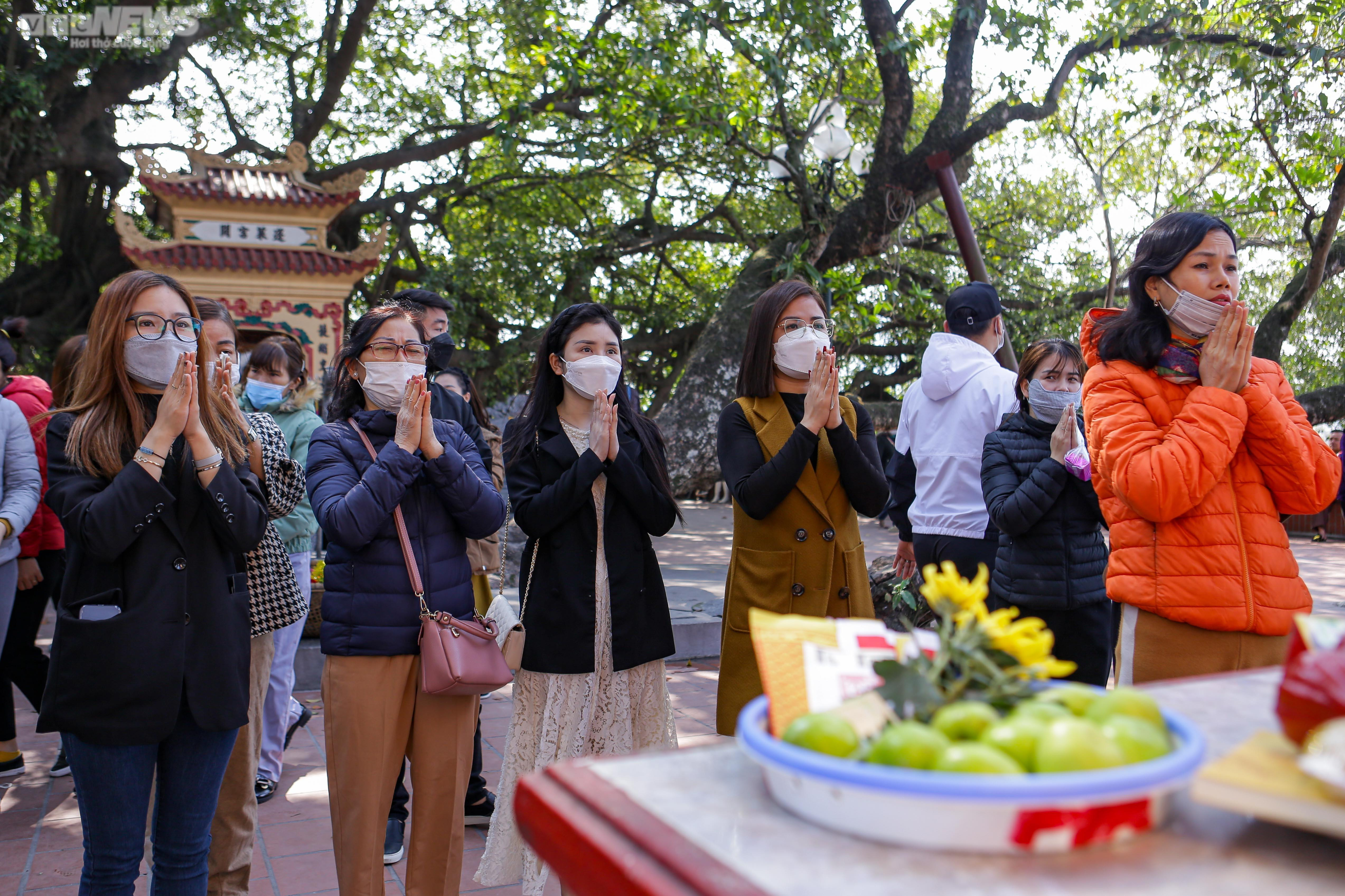 Người Hà Nội ùn ùn đến phủ Tây Hồ dâng lễ ngày Rằm tháng Chạp - 10