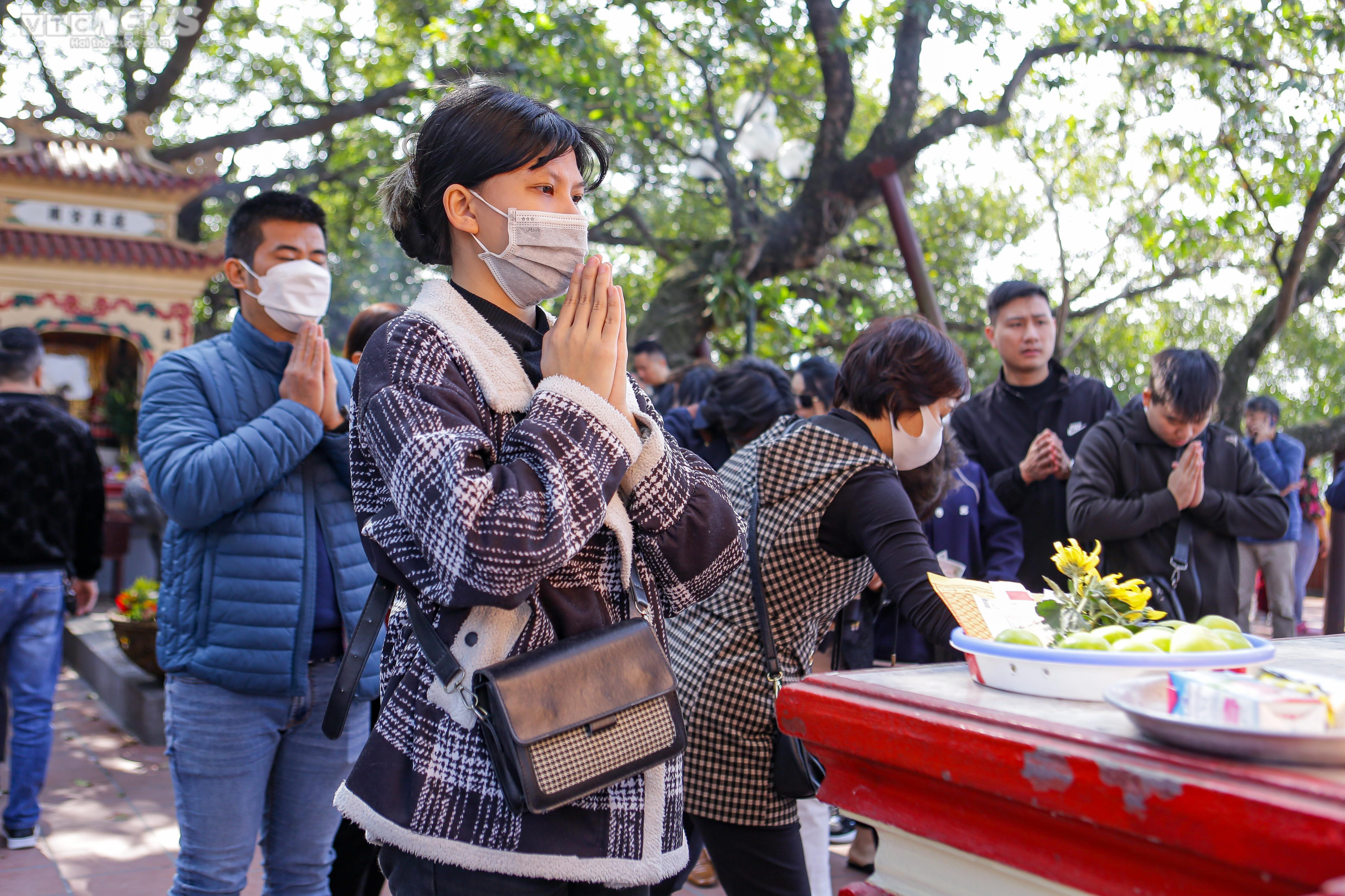 Người Hà Nội ùn ùn đến phủ Tây Hồ dâng lễ ngày Rằm tháng Chạp - 1