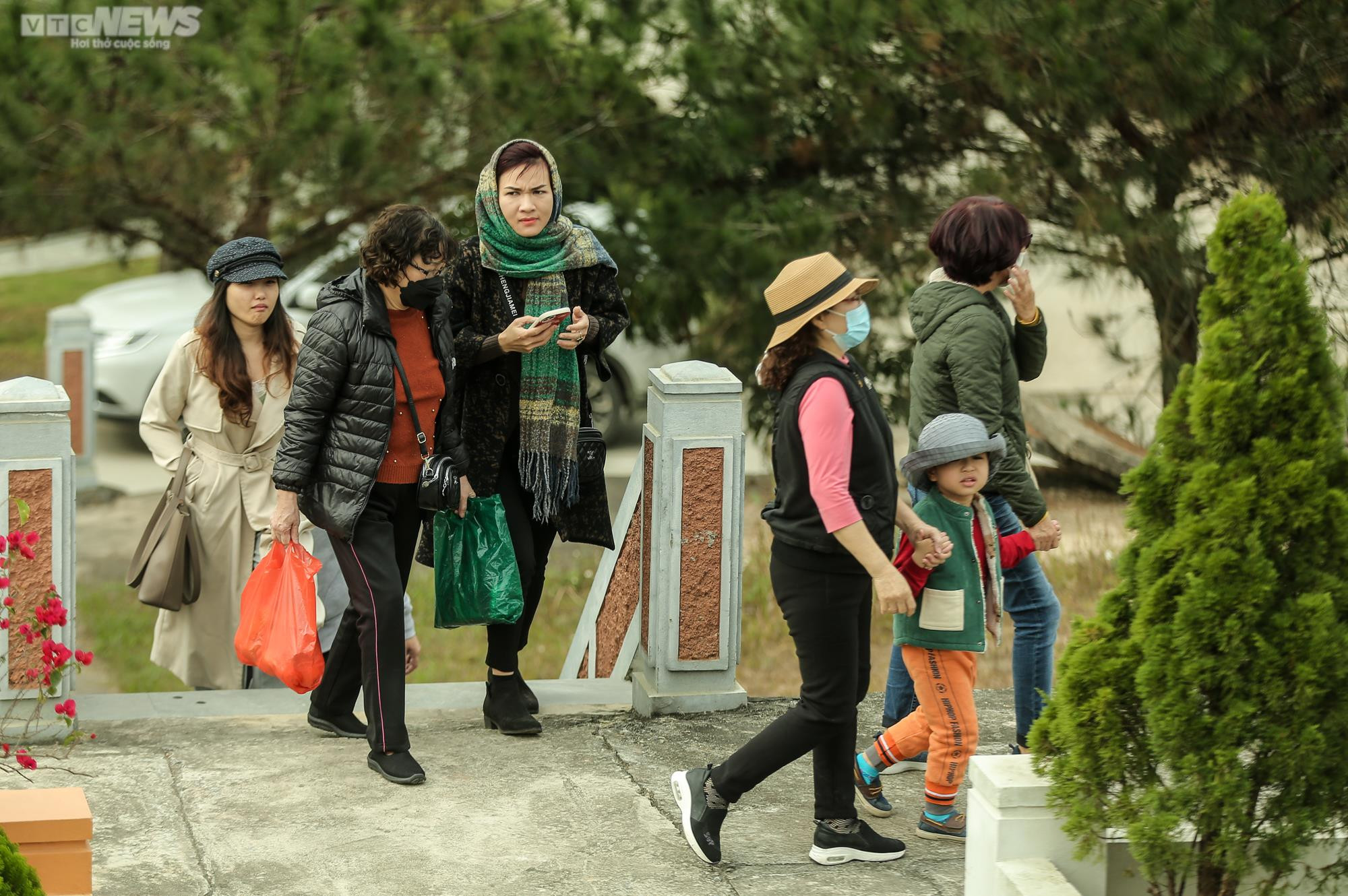 Người Hà Nội vượt cả chục km đi tảo mộ, mời tổ tiên về đón Tết - 1