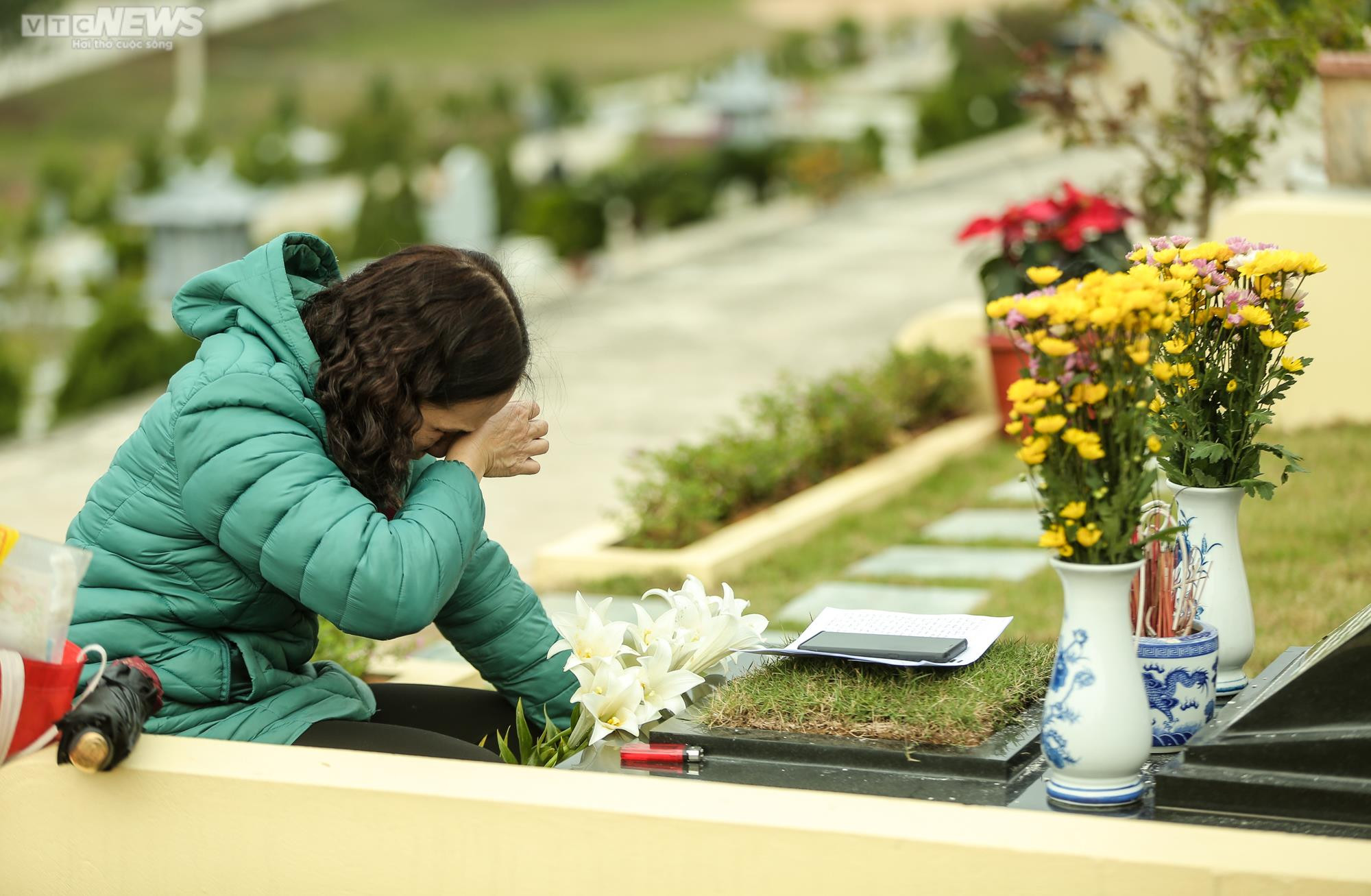 Người Hà Nội vượt cả chục km đi tảo mộ, mời tổ tiên về đón Tết - 13
