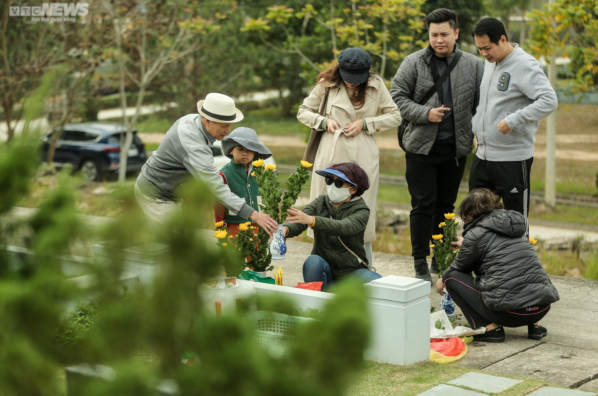 Người Hà Nội vượt cả chục km đi tảo mộ, mời tổ tiên về đón Tết - 8