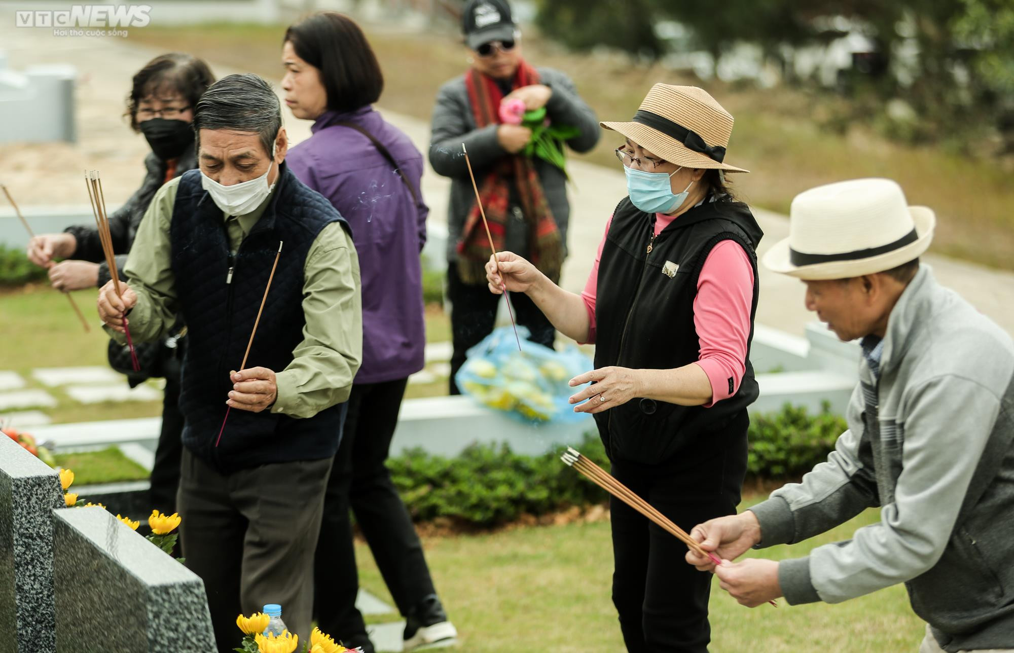 Người Hà Nội vượt cả chục km đi tảo mộ, mời tổ tiên về đón Tết - 10