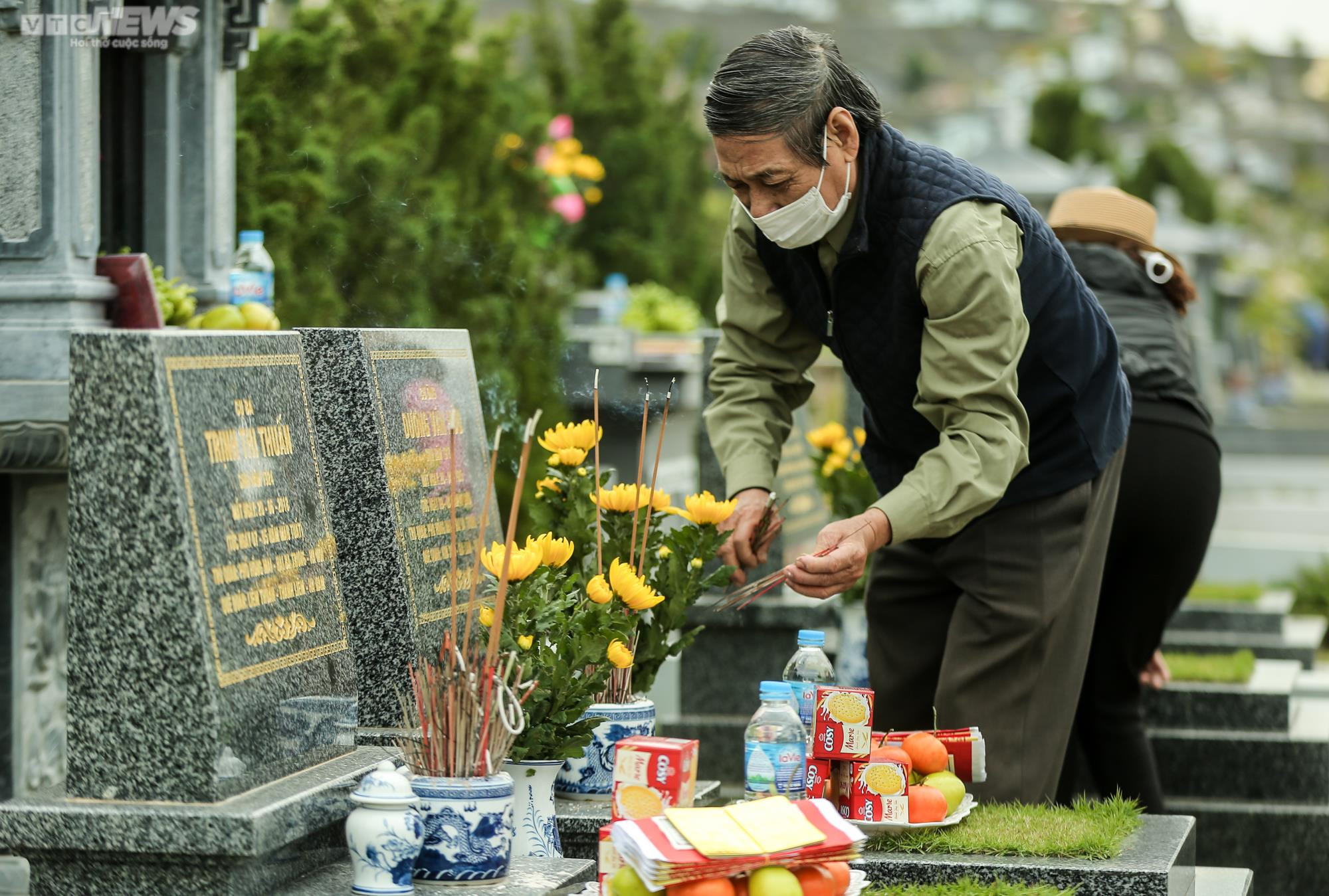 Người Hà Nội vượt cả chục km đi tảo mộ, mời tổ tiên về đón Tết - 16