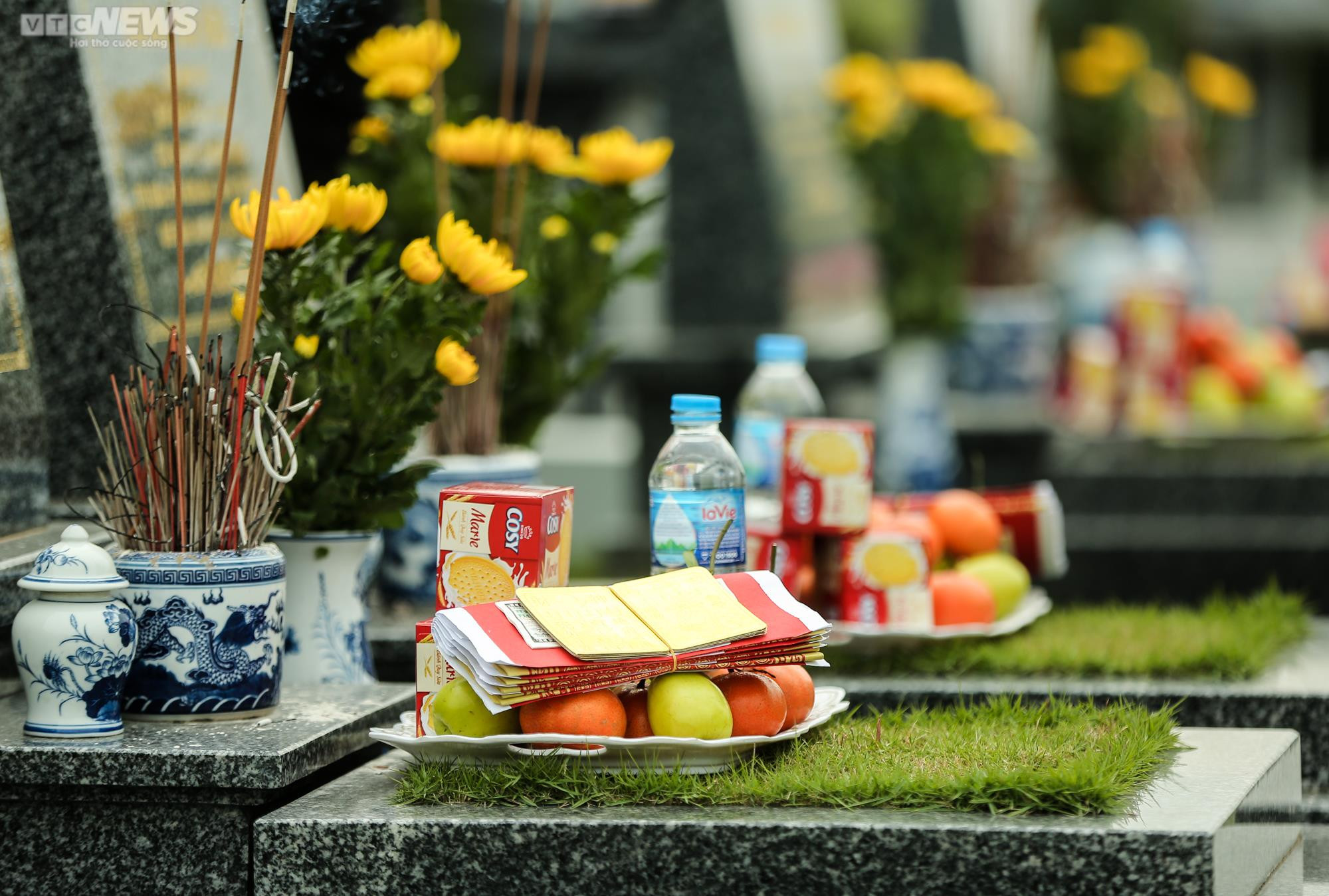 Người Hà Nội vượt cả chục km đi tảo mộ, mời tổ tiên về đón Tết - 7