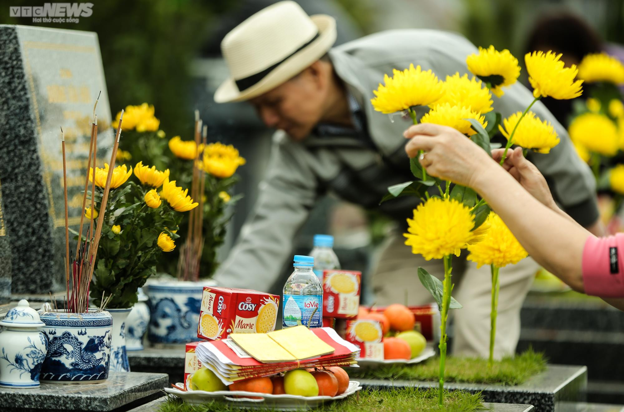 Người Hà Nội vượt cả chục km đi tảo mộ, mời tổ tiên về đón Tết - 15