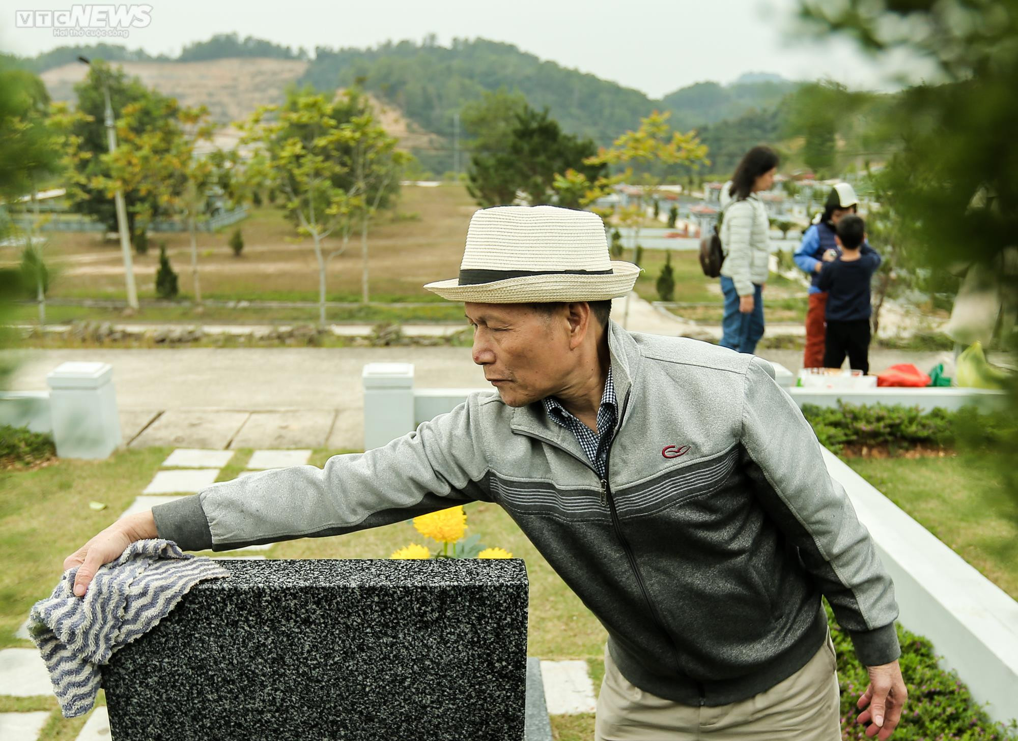 Người Hà Nội vượt cả chục km đi tảo mộ, mời tổ tiên về đón Tết - 3