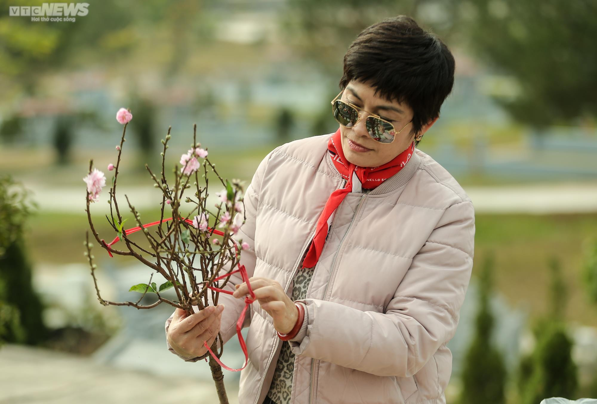 Người Hà Nội vượt cả chục km đi tảo mộ, mời tổ tiên về đón Tết - 5