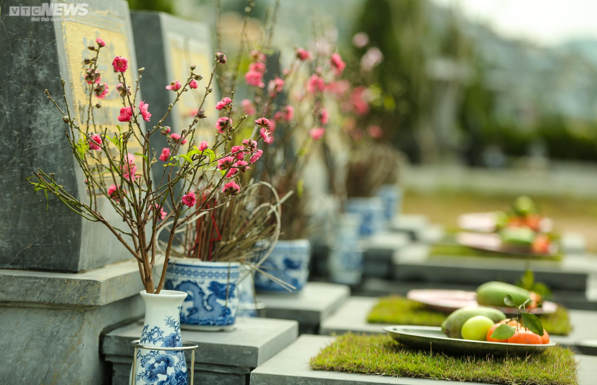 Người Hà Nội vượt cả chục km đi tảo mộ, mời tổ tiên về đón Tết - 6