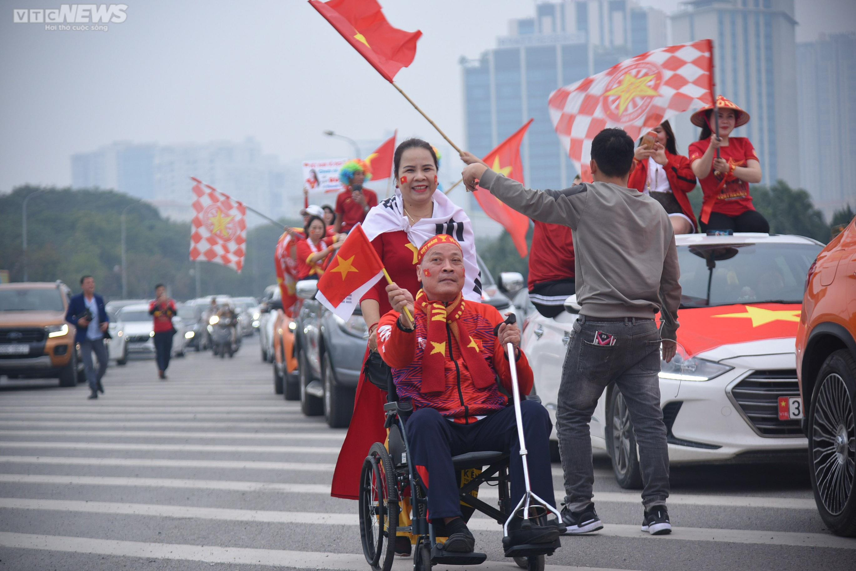 CĐV khuấy động không khí trước trận Việt Nam vs Indonesia - 5