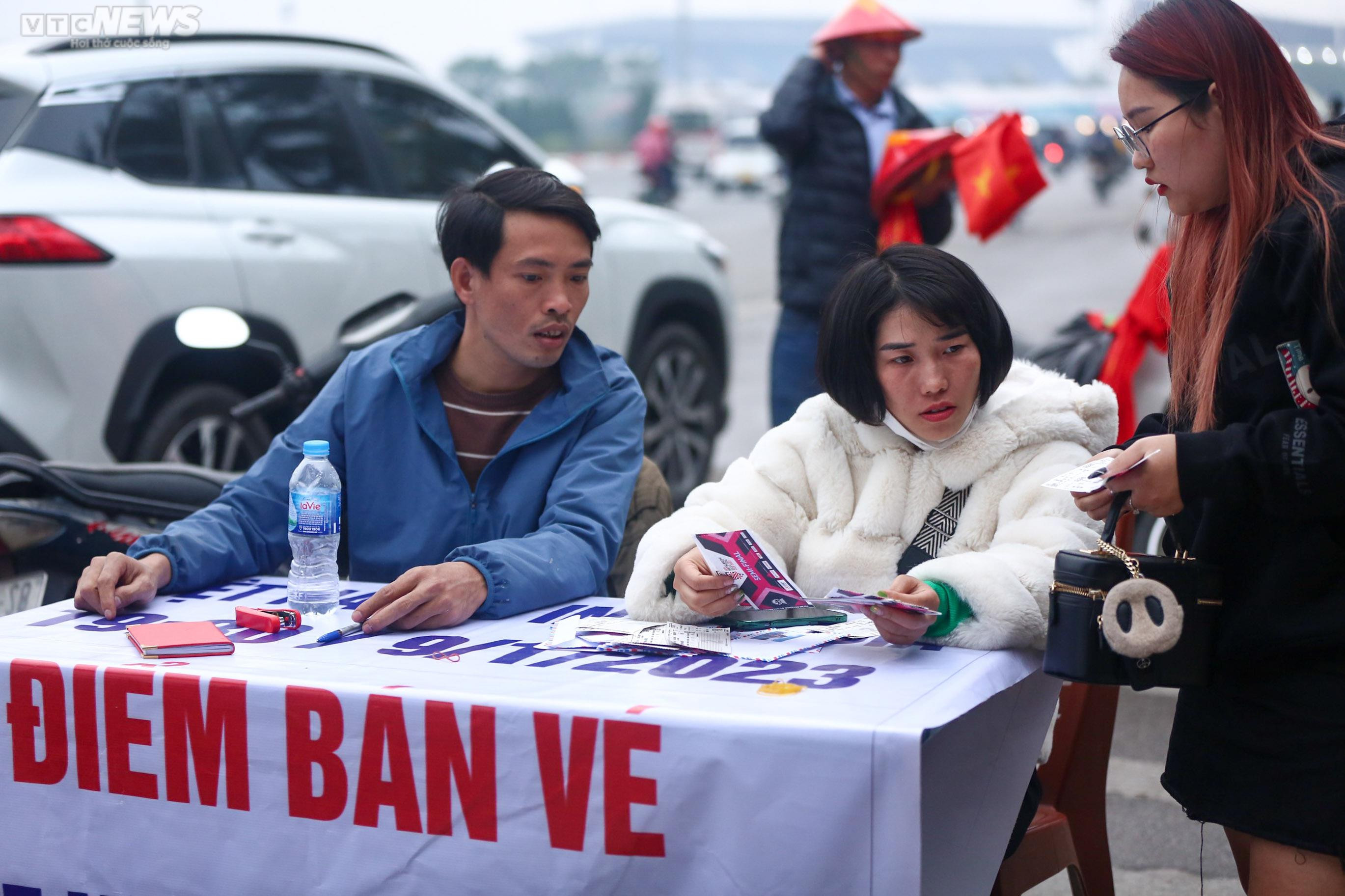 CĐV khuấy động không khí trước trận Việt Nam vs Indonesia - 12