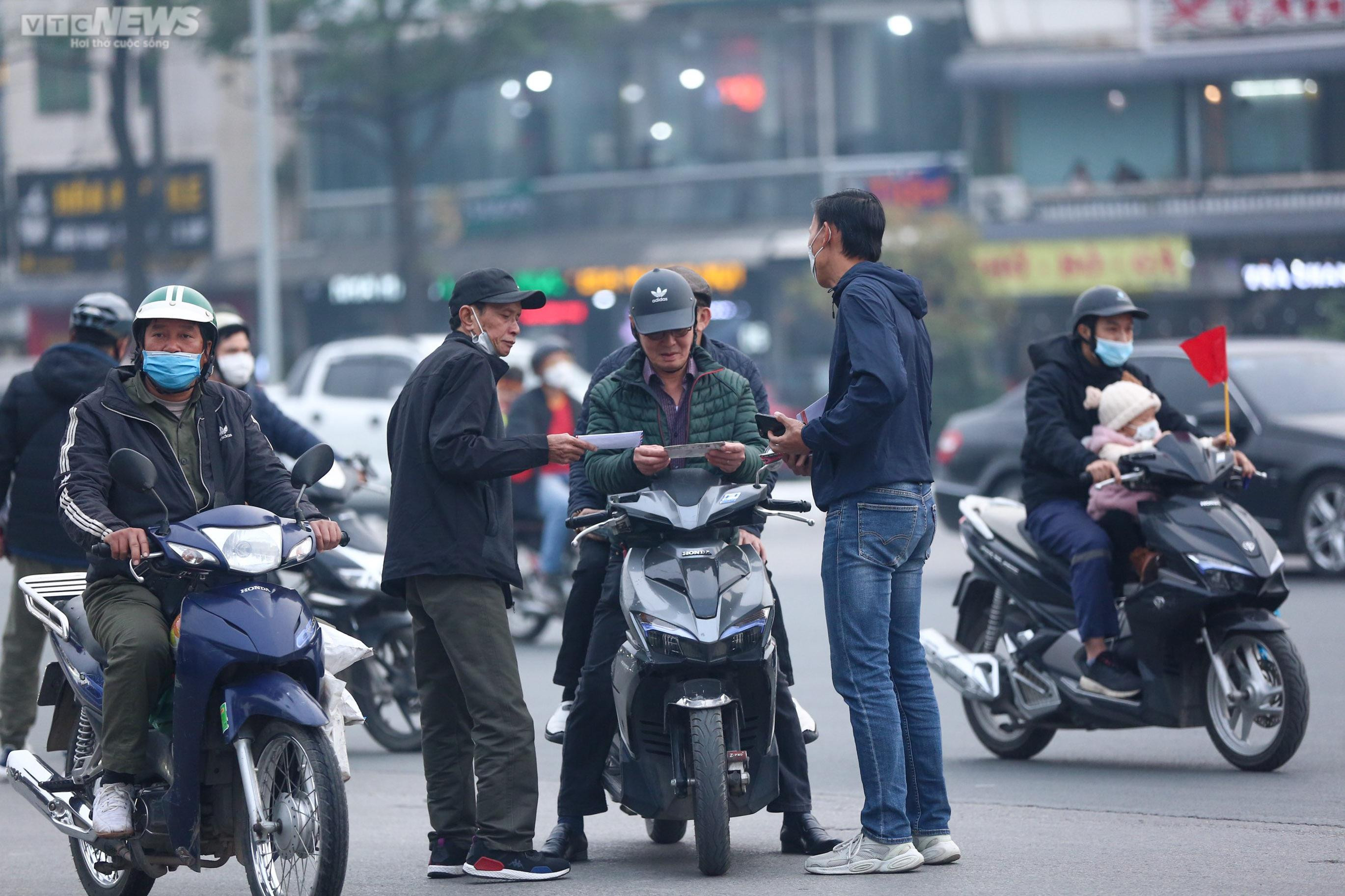 CĐV khuấy động không khí trước trận Việt Nam vs Indonesia - 13