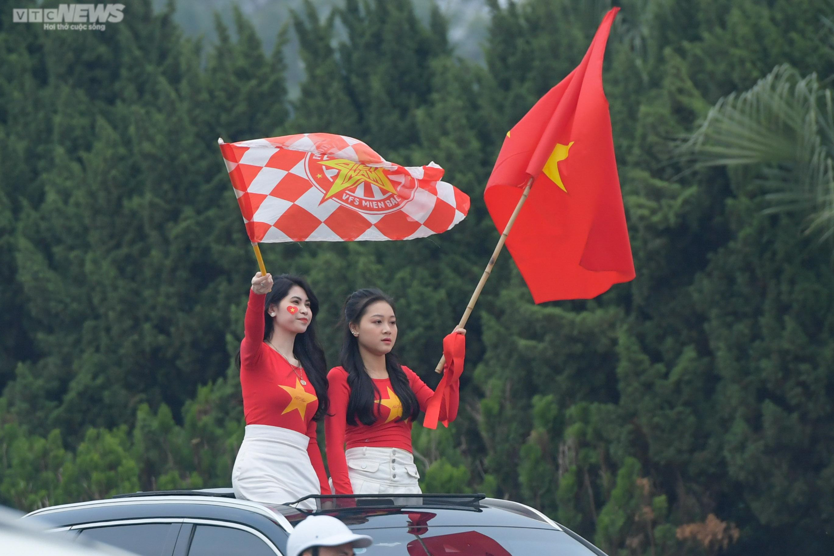 CĐV khuấy động không khí trước trận Việt Nam vs Indonesia - 10