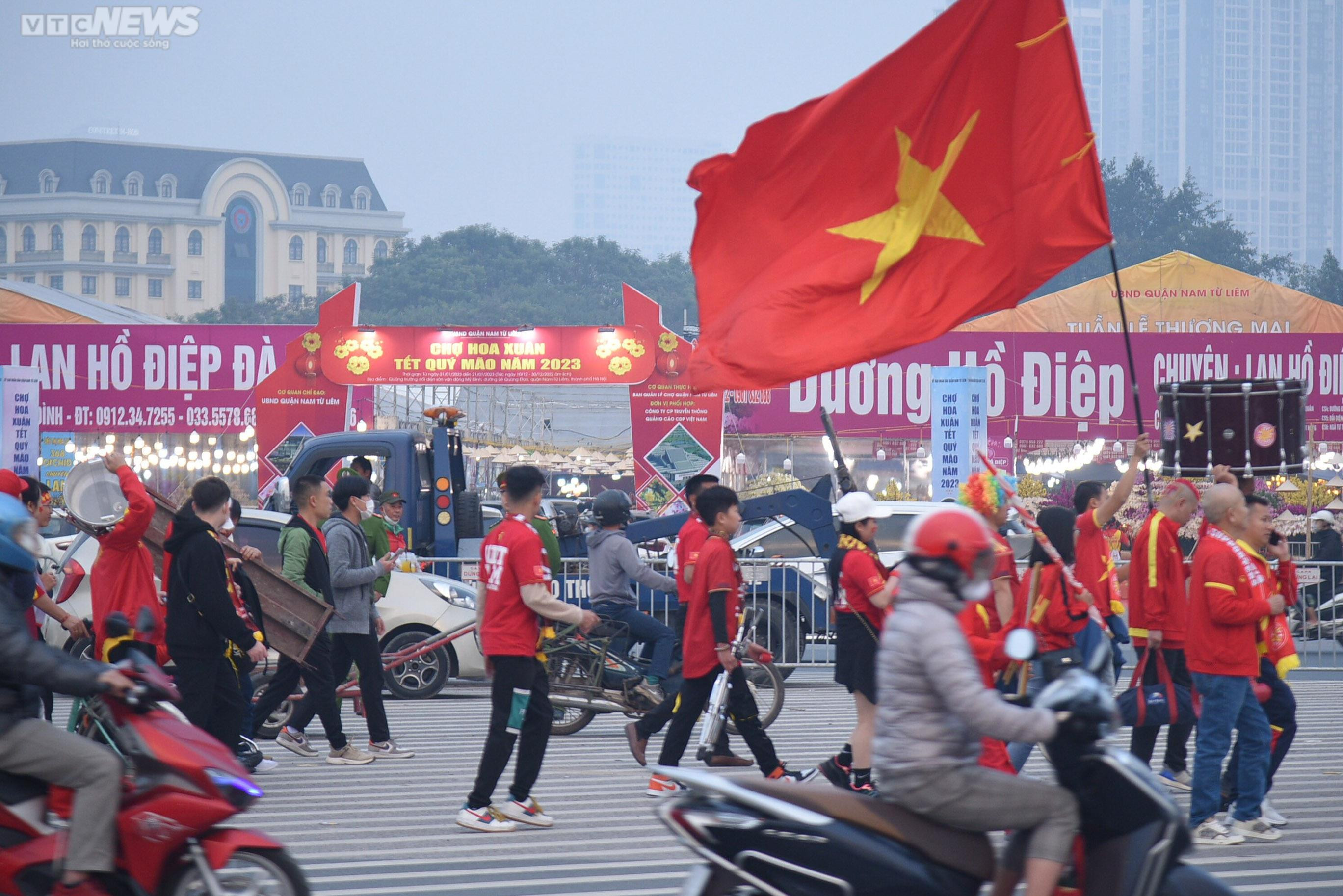 CĐV khuấy động không khí trước trận Việt Nam vs Indonesia - 1