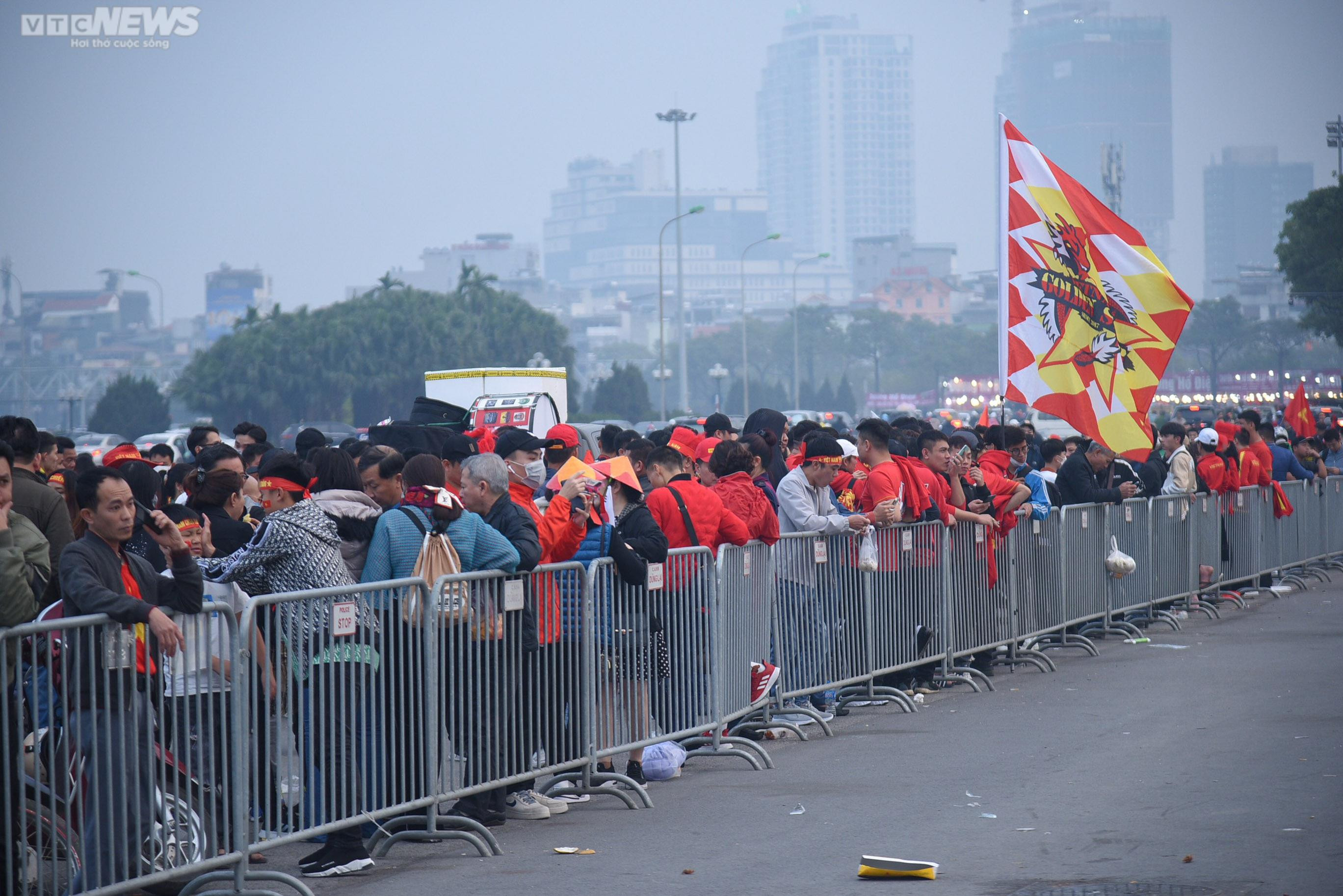 CĐV khuấy động không khí trước trận Việt Nam vs Indonesia - 3