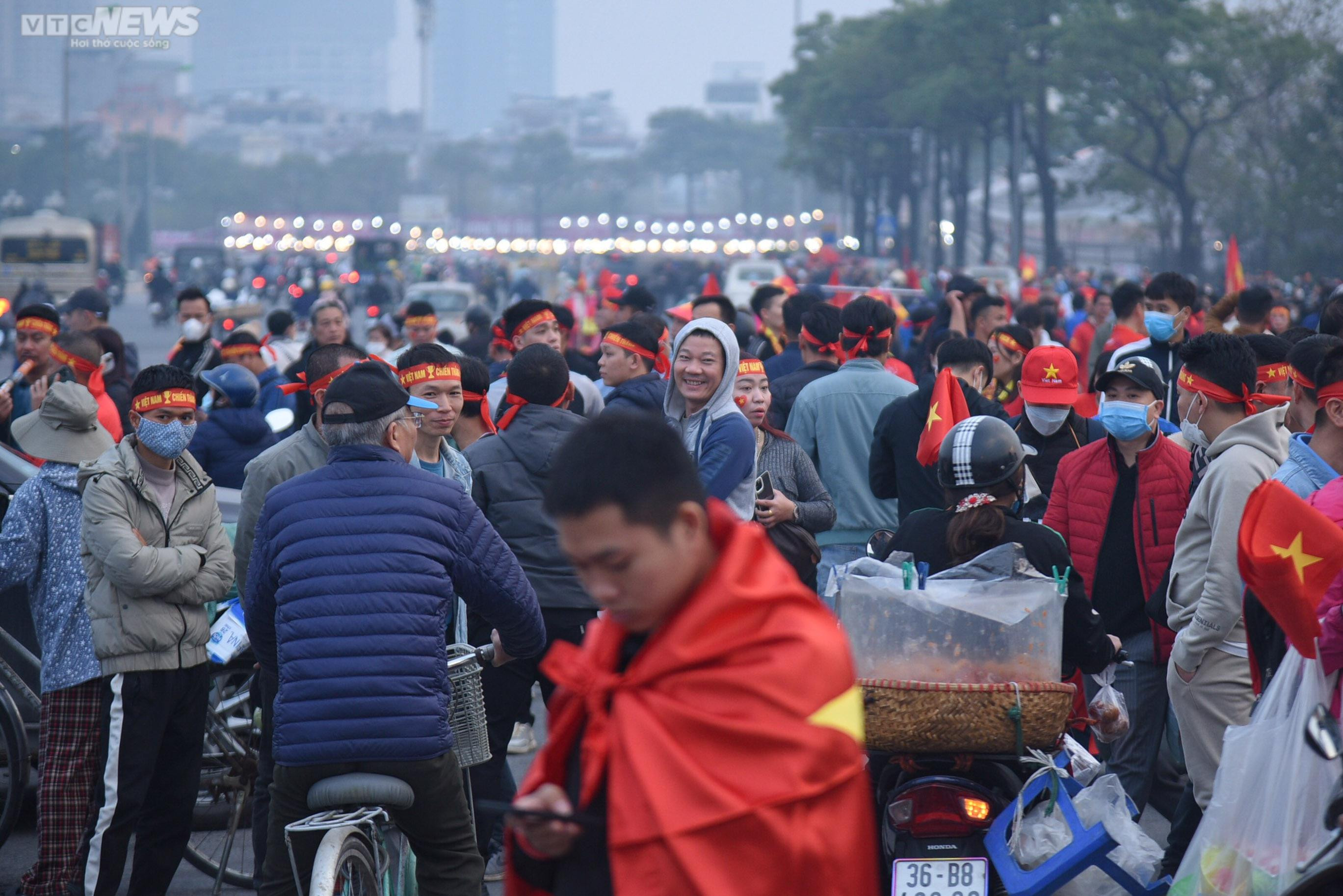 CĐV khuấy động không khí trước trận Việt Nam vs Indonesia - 2