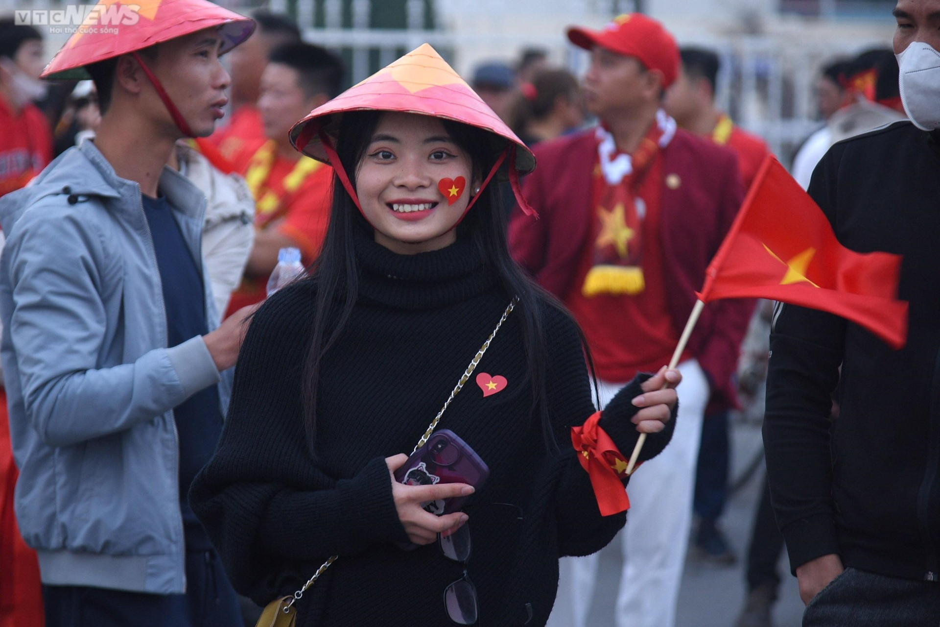 CĐV khuấy động không khí trước trận Việt Nam vs Indonesia - 8