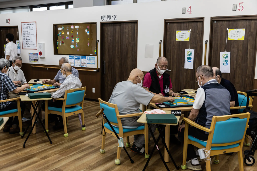 Người cao tuổi châu Á và nỗi lo 'phải làm việc đến chết' - 3