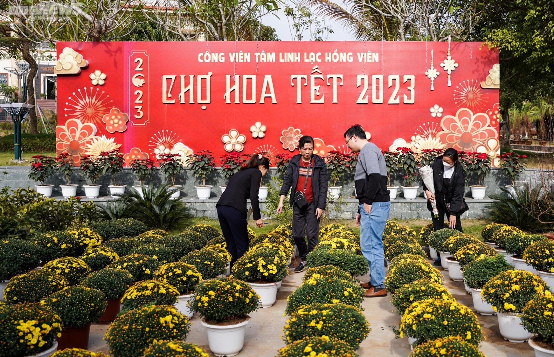 Chợ hoa cho người 'cõi âm' tấp nập ngày giáp Tết - 1