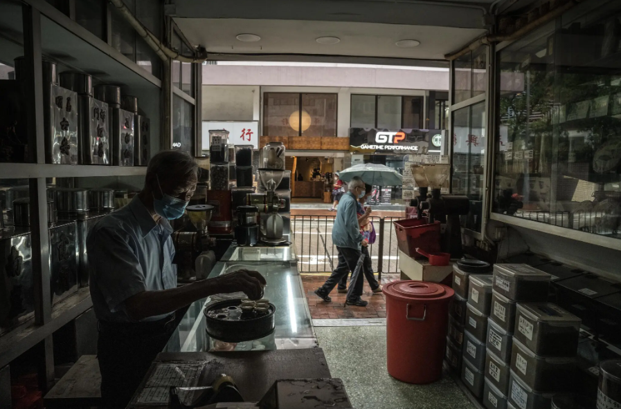 Người cao tuổi châu Á và nỗi lo 'phải làm việc đến chết' - 1