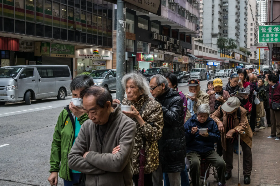 Người cao tuổi châu Á và nỗi lo 'phải làm việc đến chết' - 4