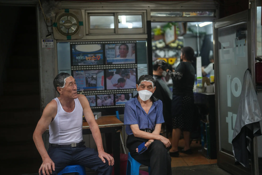 Người cao tuổi châu Á và nỗi lo 'phải làm việc đến chết' - 5