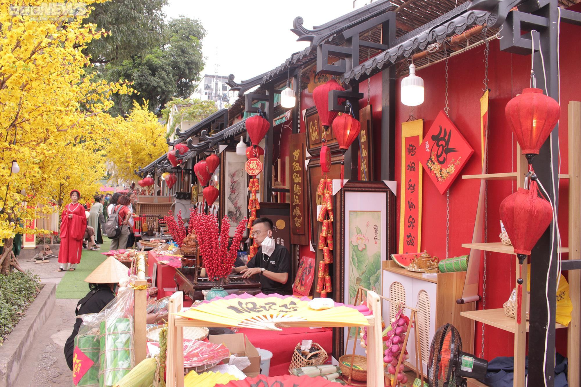 TP.HCM: Phố Ông đồ rực rỡ sắc xuân, nhiều người đua nhau 'check-in' - 1