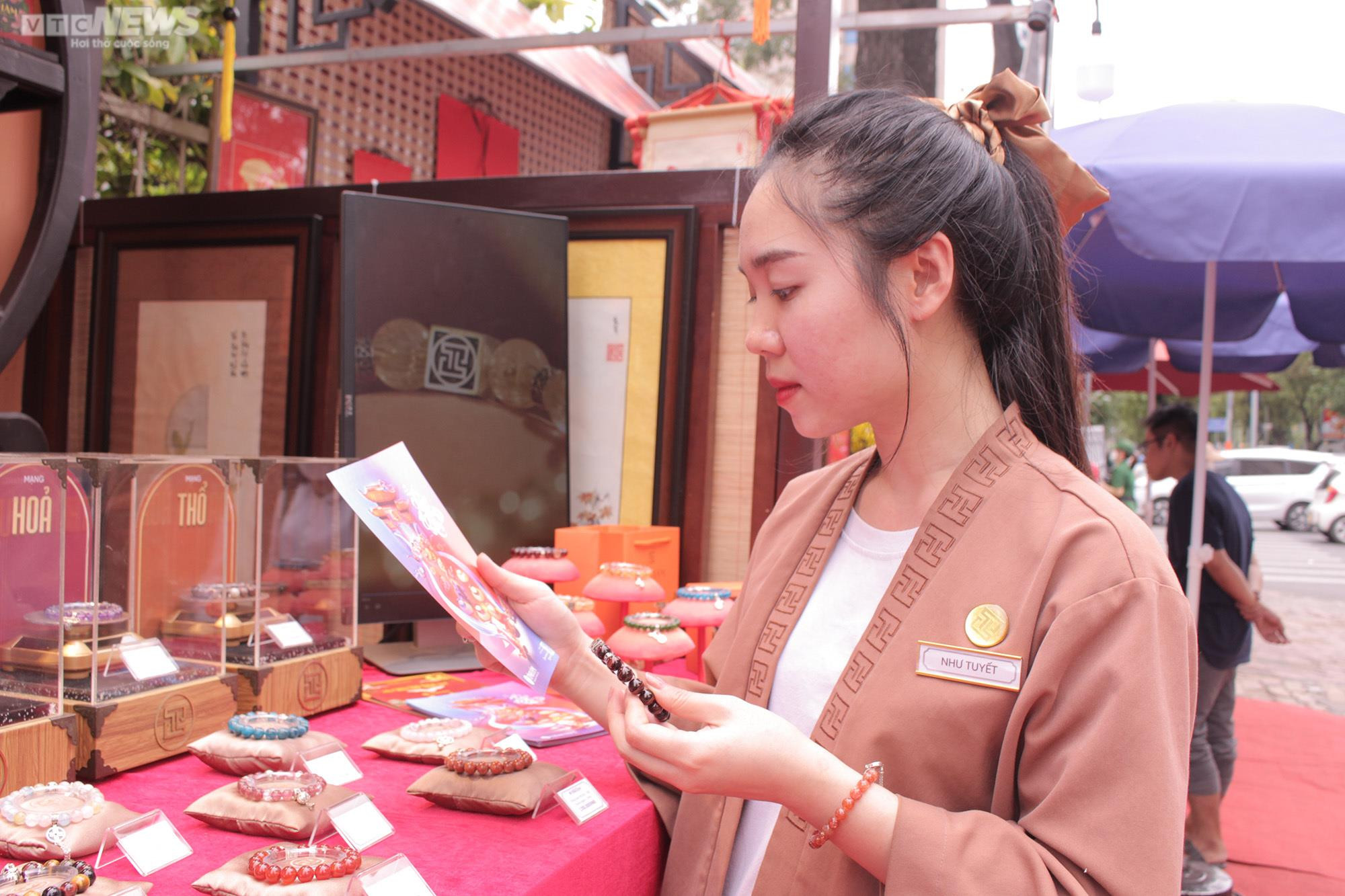 TP.HCM: Phố Ông đồ rực rỡ sắc xuân, nhiều người đua nhau 'check-in' - 5