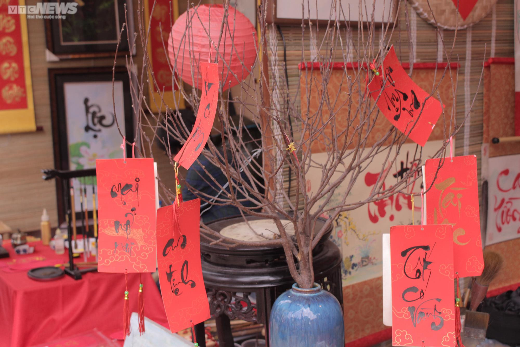 TP.HCM: Phố Ông đồ rực rỡ sắc xuân, nhiều người đua nhau 'check-in' - 6