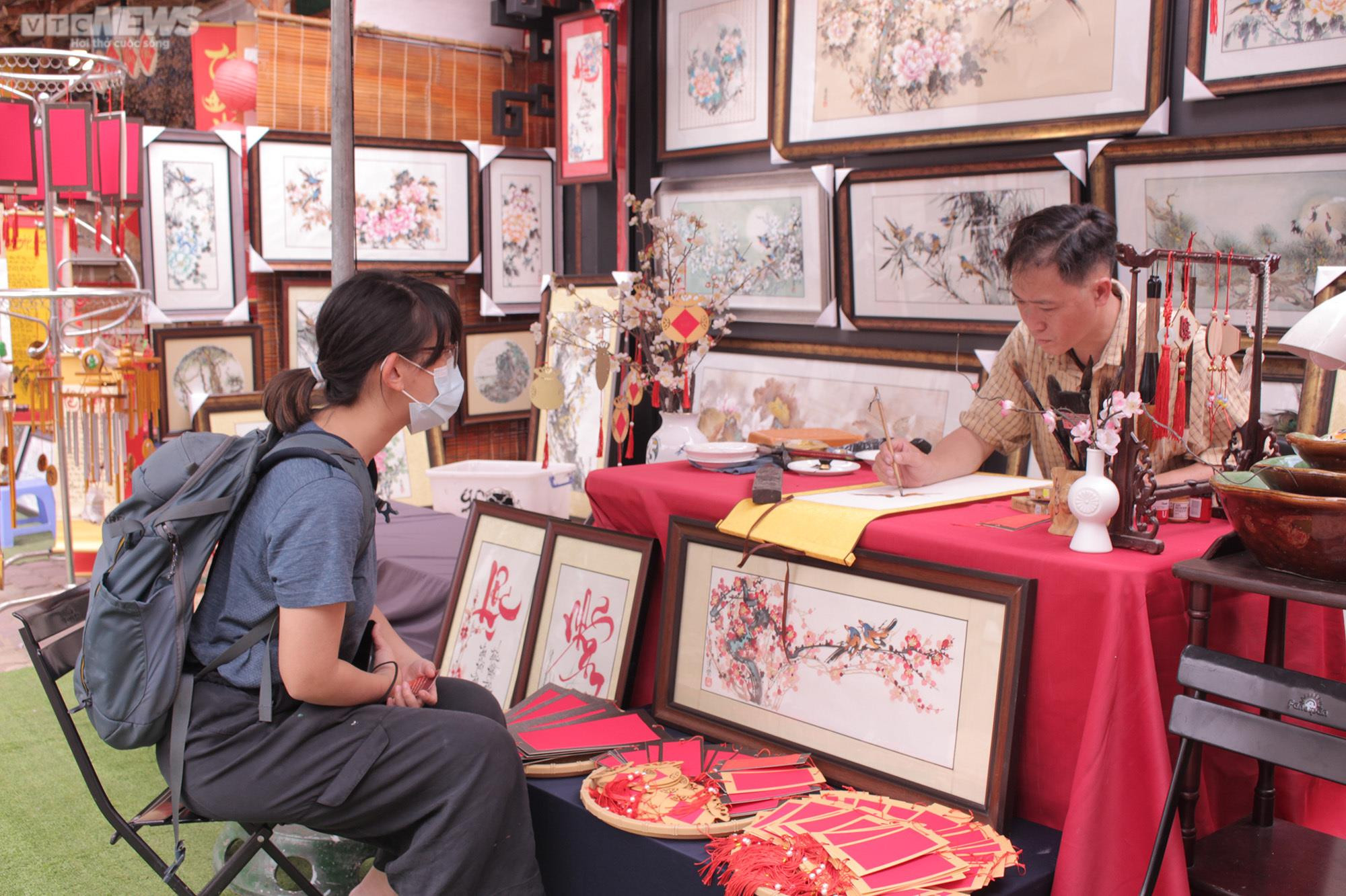 TP.HCM: Phố Ông đồ rực rỡ sắc xuân, nhiều người đua nhau 'check-in' - 2