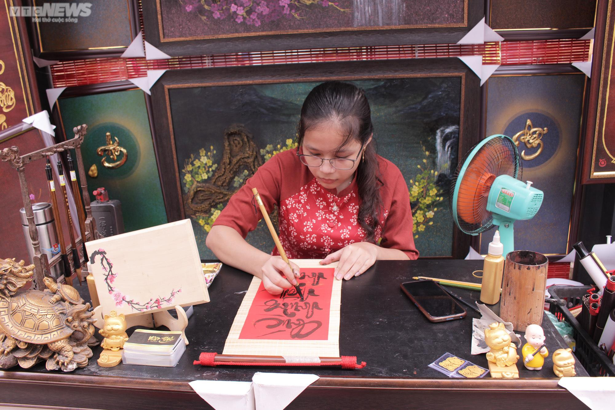 TP.HCM: Phố Ông đồ rực rỡ sắc xuân, nhiều người đua nhau 'check-in' - 3