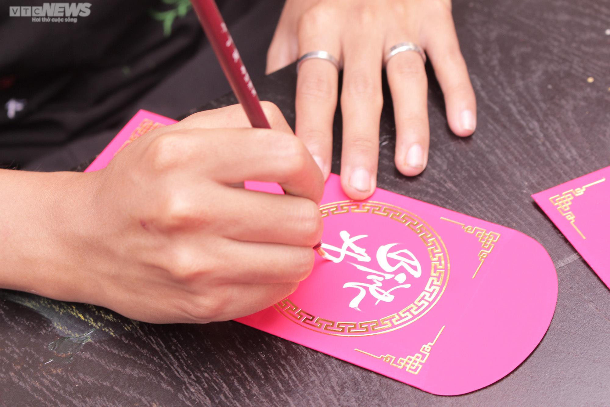 TP.HCM: Phố Ông đồ rực rỡ sắc xuân, nhiều người đua nhau 'check-in' - 4