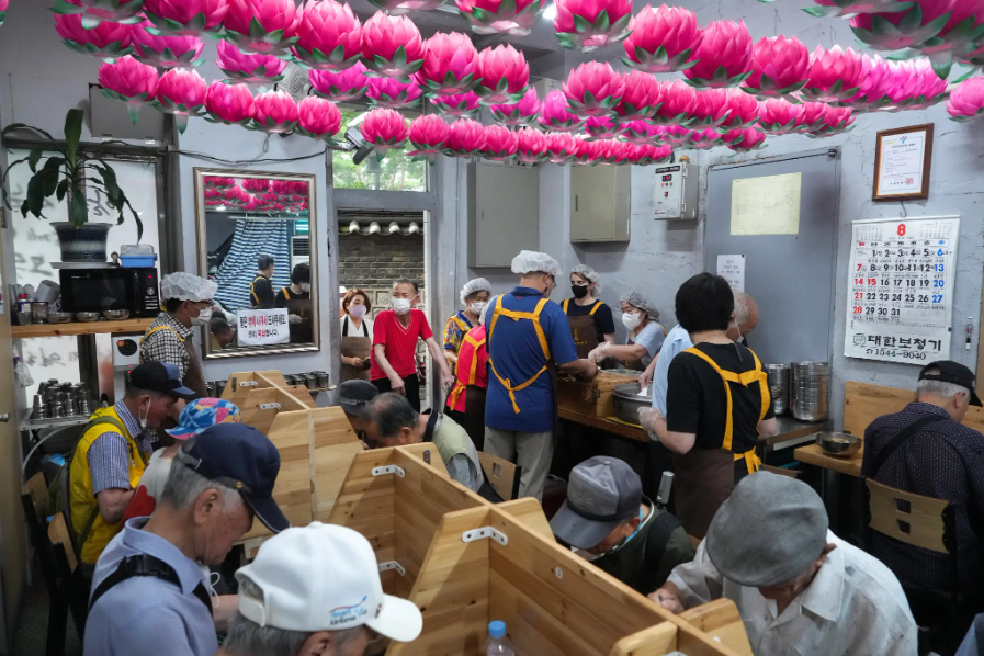 Người cao tuổi châu Á và nỗi lo 'phải làm việc đến chết' - 6