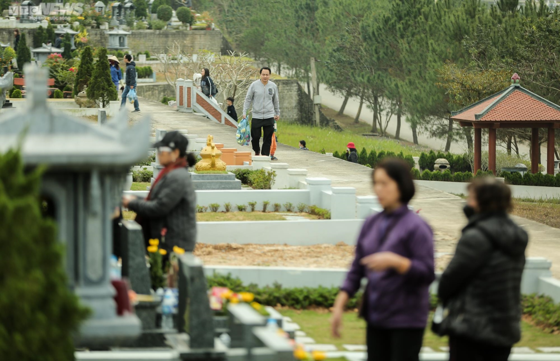 Chợ hoa cho người 'cõi âm' tấp nập ngày giáp Tết - 7