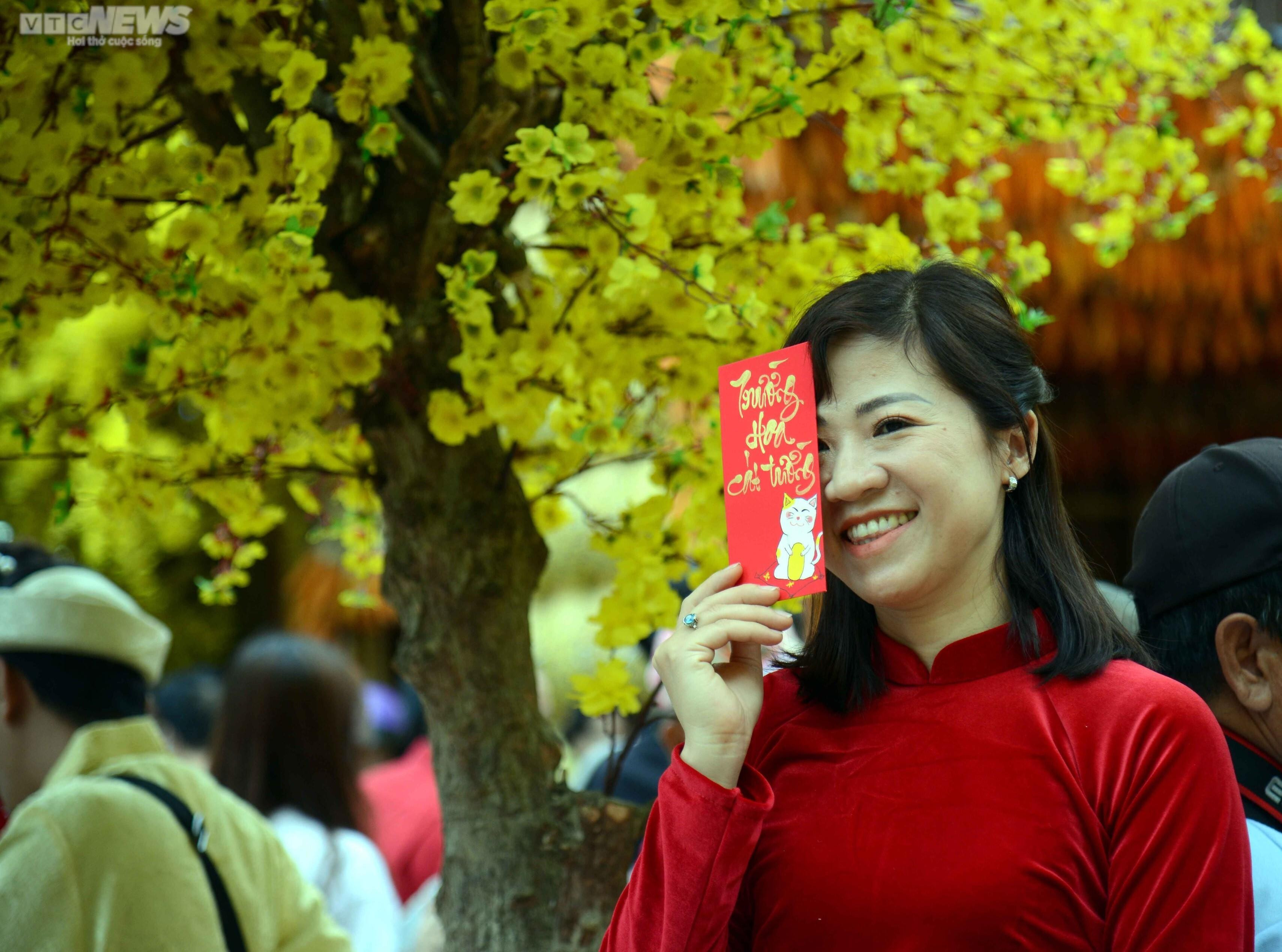 TP.HCM: Phố Ông đồ rực rỡ sắc xuân, nhiều người đua nhau 'check-in' - 10