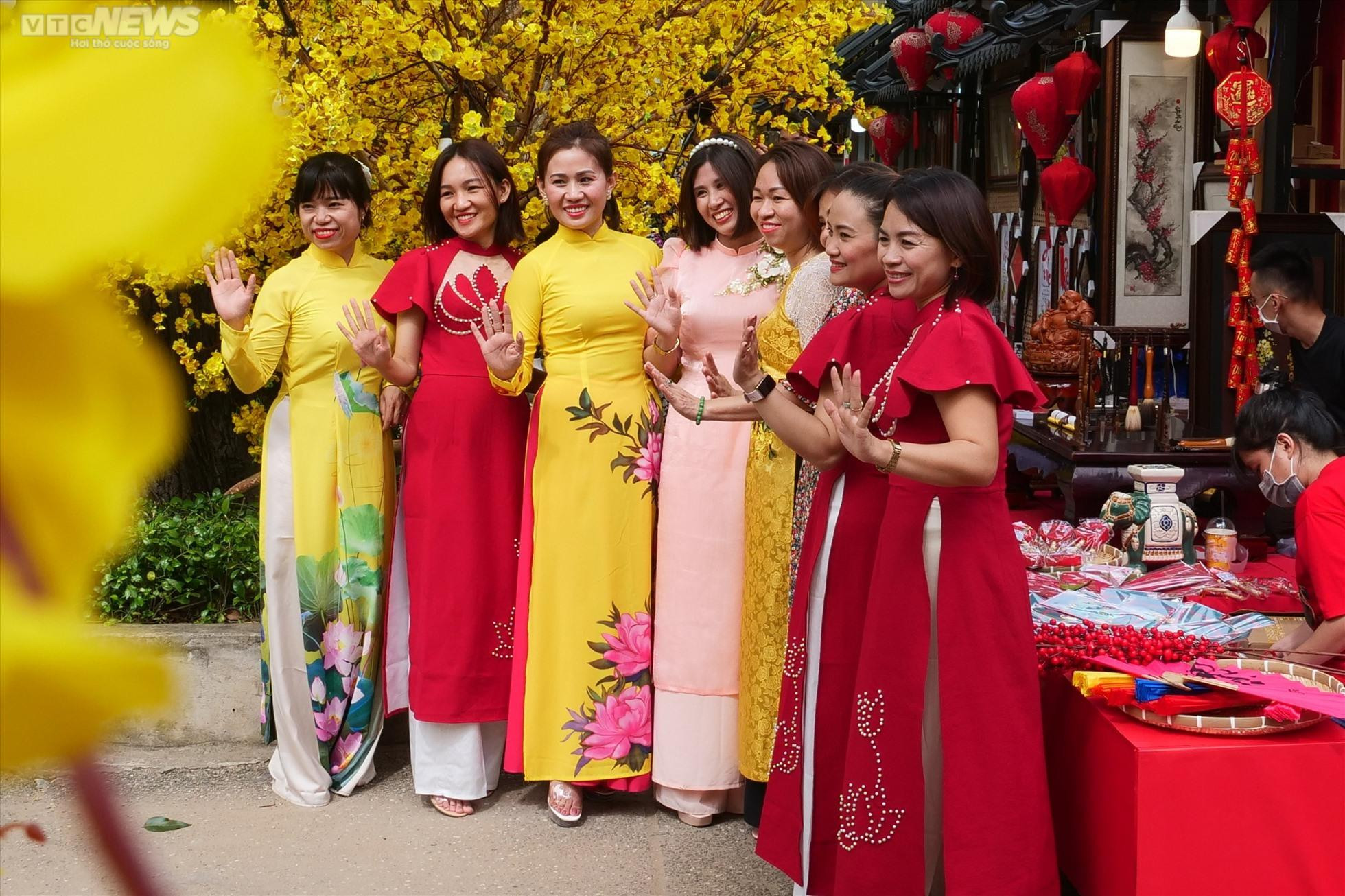 TP.HCM: Phố Ông đồ rực rỡ sắc xuân, nhiều người đua nhau 'check-in' - 7