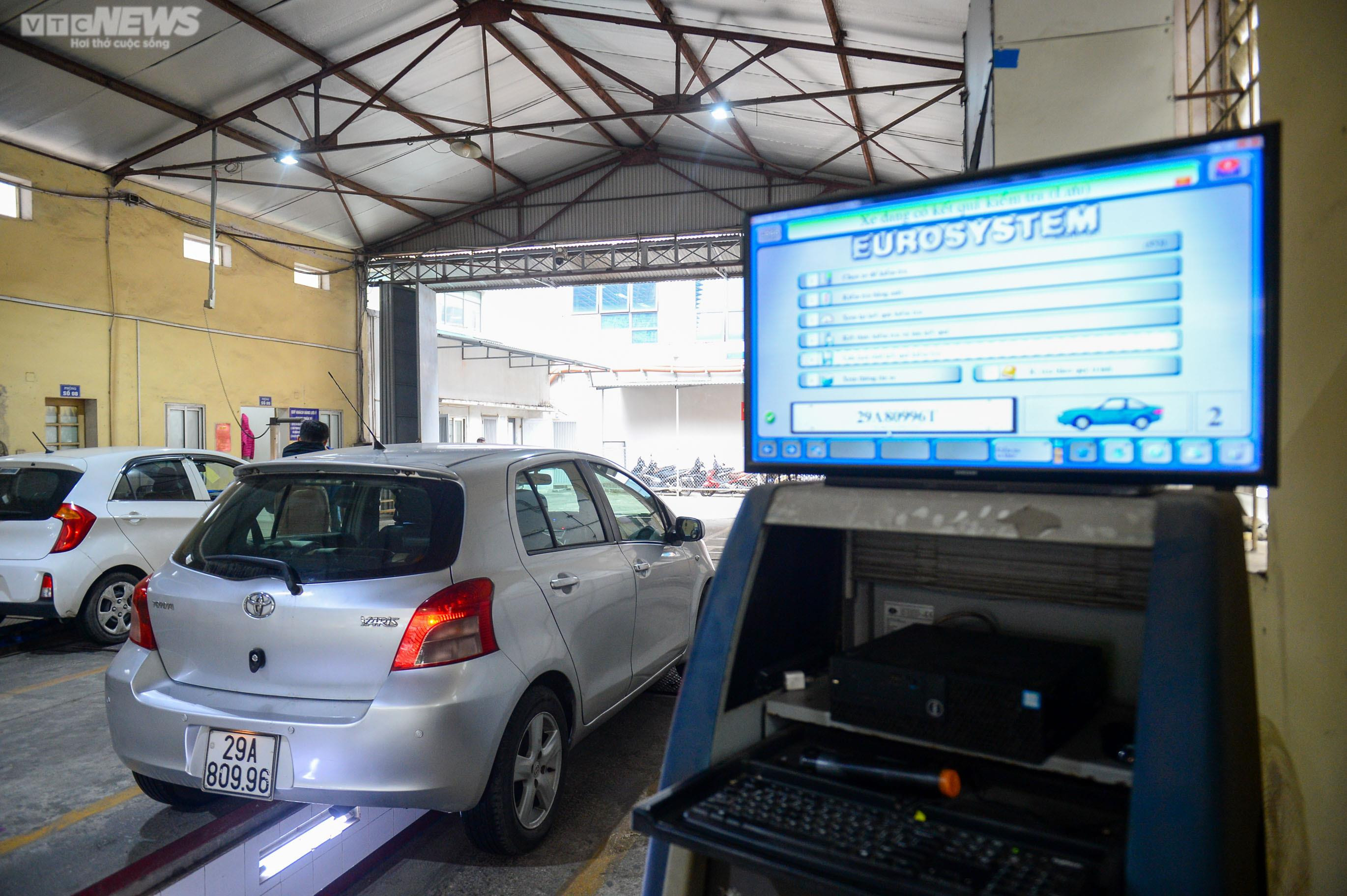 Hà Nội: Ô tô xếp hàng dài, chờ hơn 8 giờ đồng hồ vẫn chưa đến lượt đăng kiểm - 15