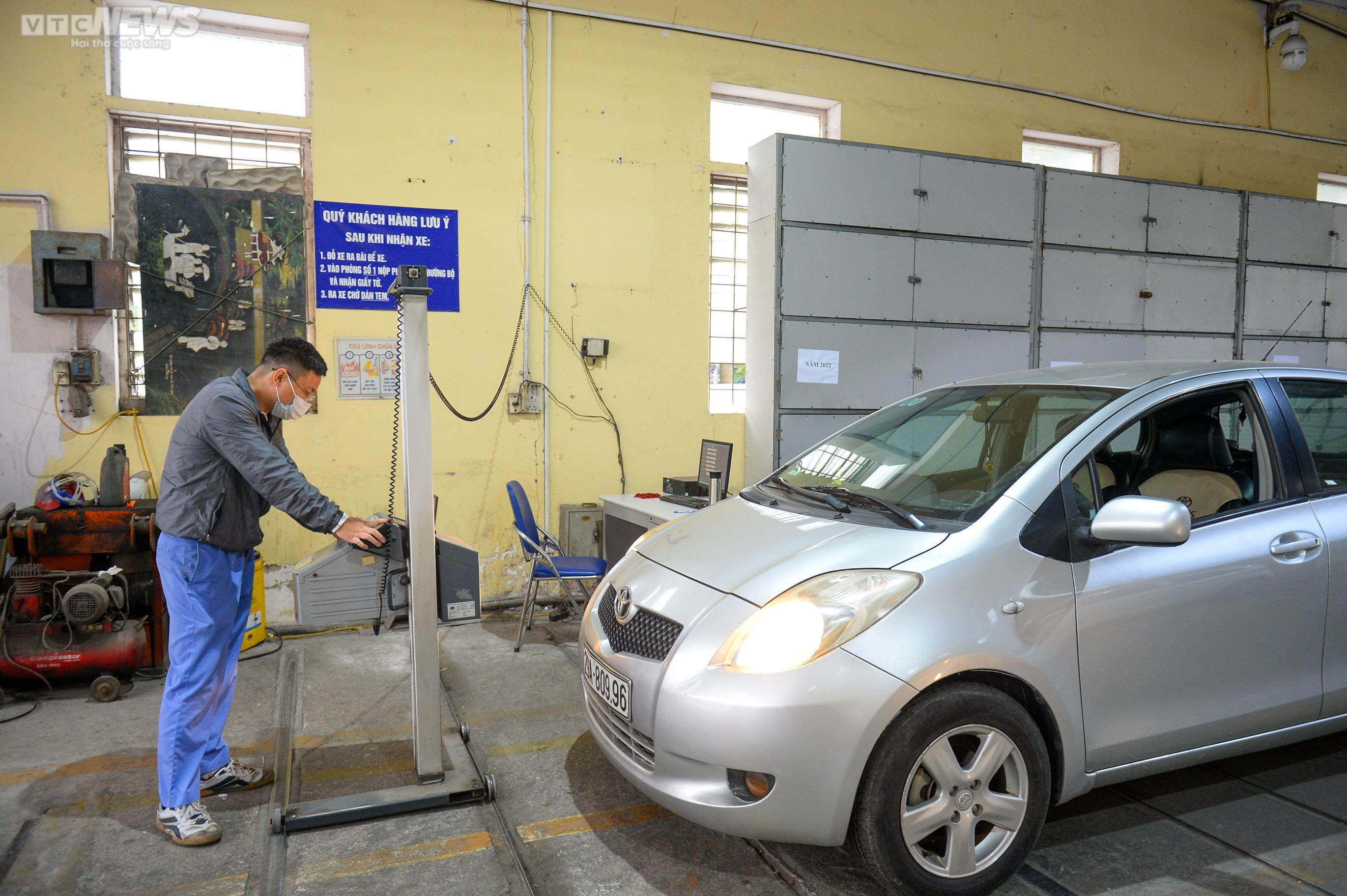 Hà Nội: Ô tô xếp hàng dài, chờ hơn 8 giờ đồng hồ vẫn chưa đến lượt đăng kiểm - 14