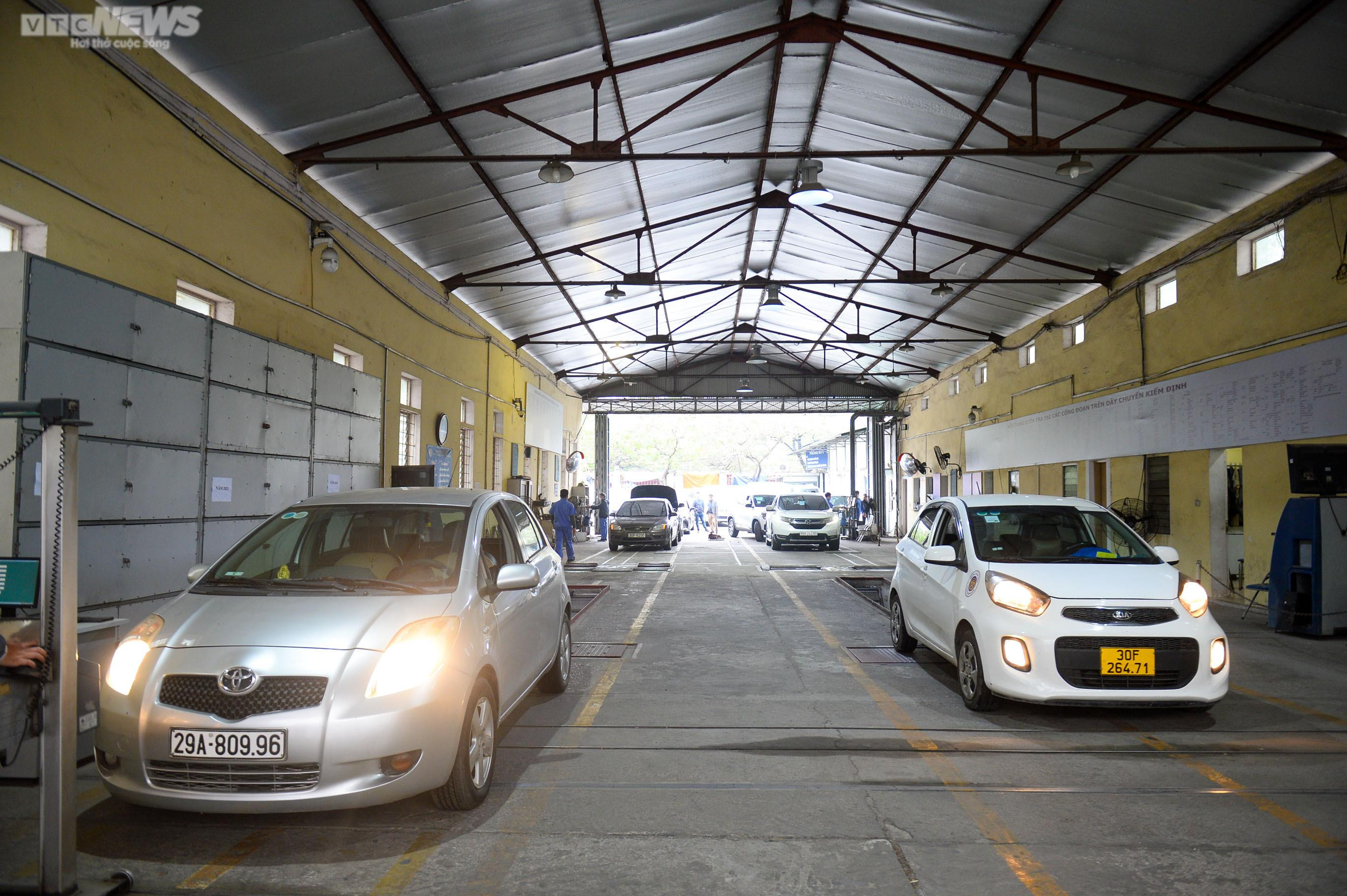 Hà Nội: Ô tô xếp hàng dài, chờ hơn 8 giờ đồng hồ vẫn chưa đến lượt đăng kiểm - 12